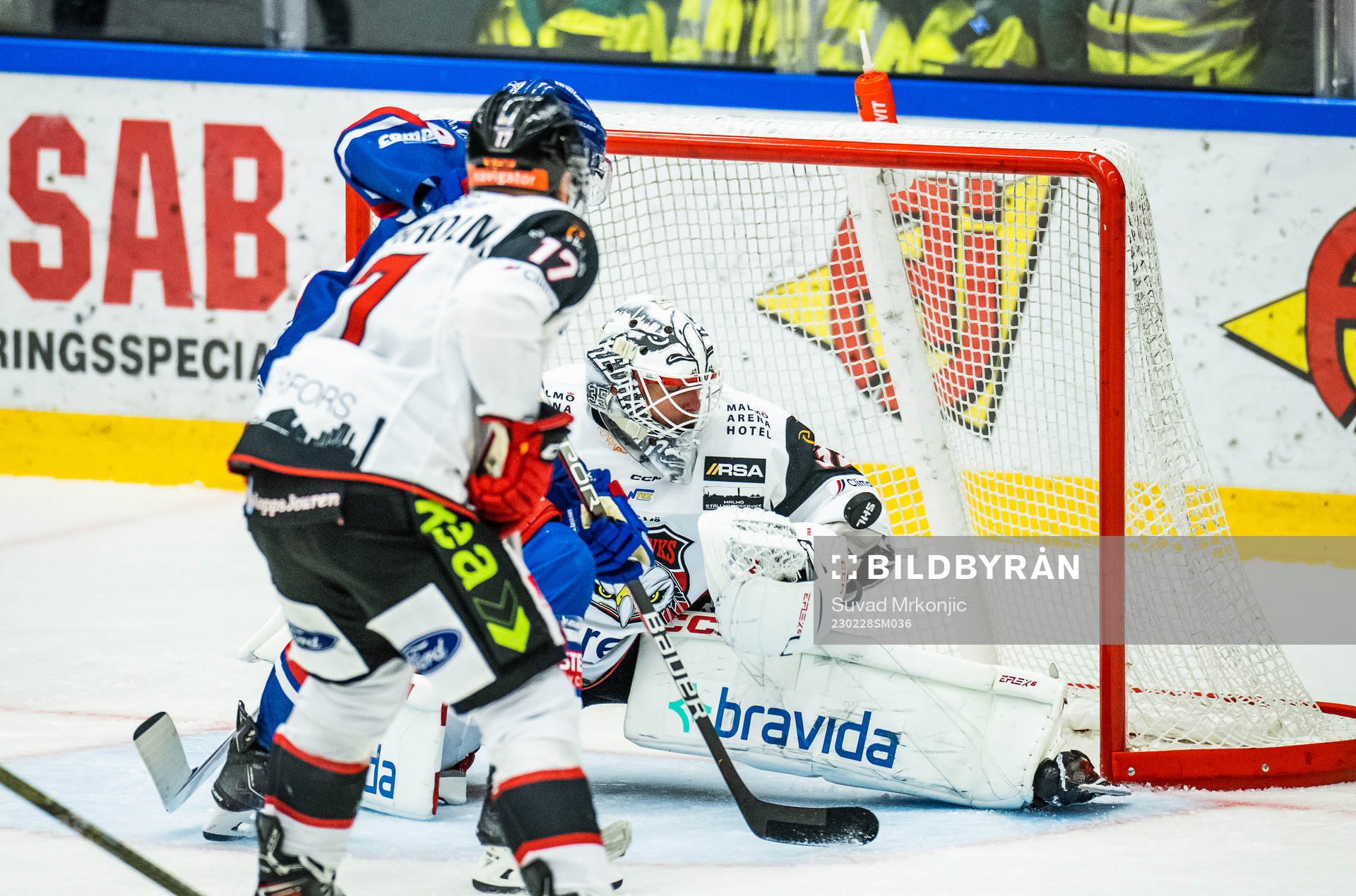 Oskarshamns Hampus Plato och Malmö Redhawks målvakt Adam