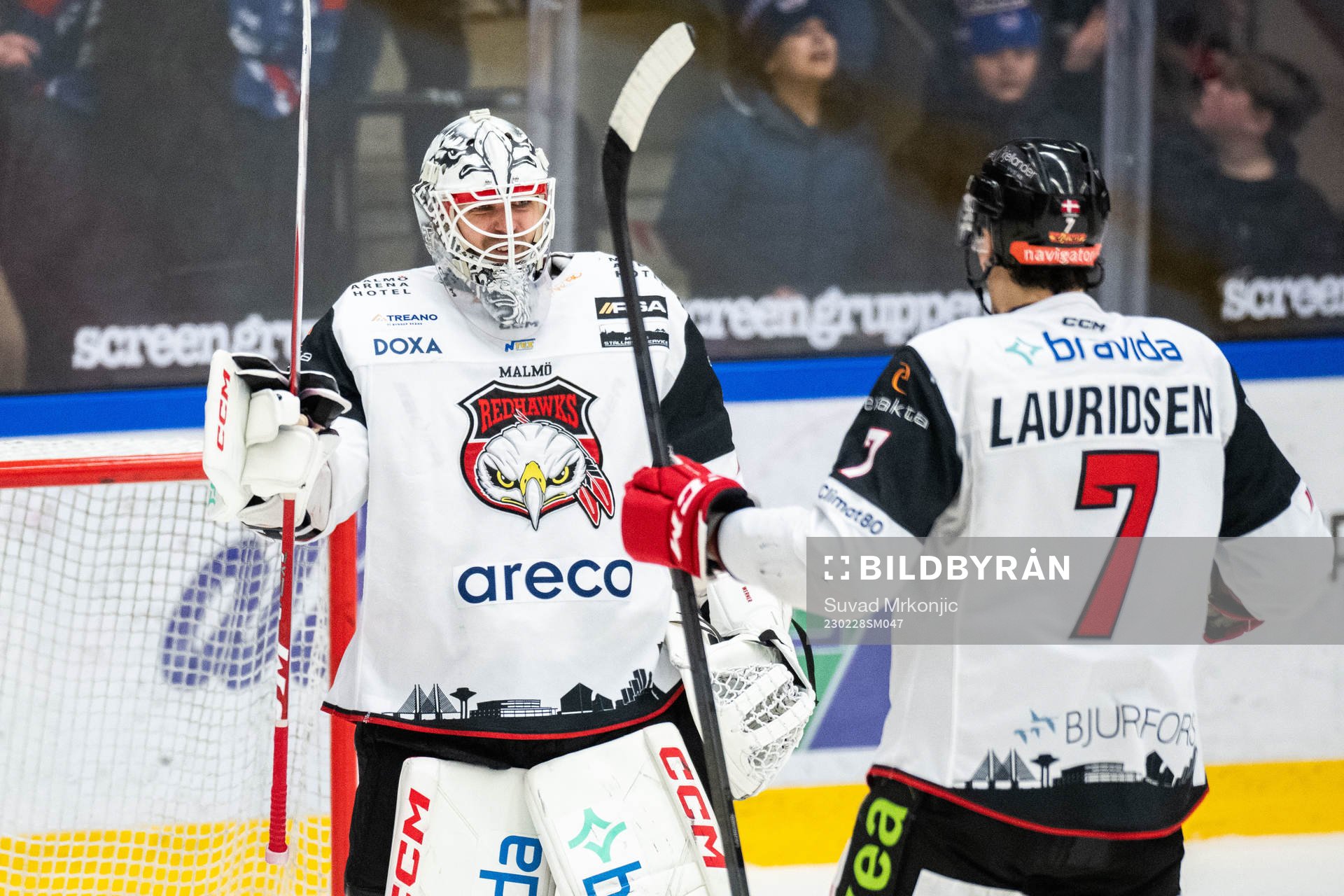 Malmö Redhawks målvakt Adam Werner jublar med Oliver