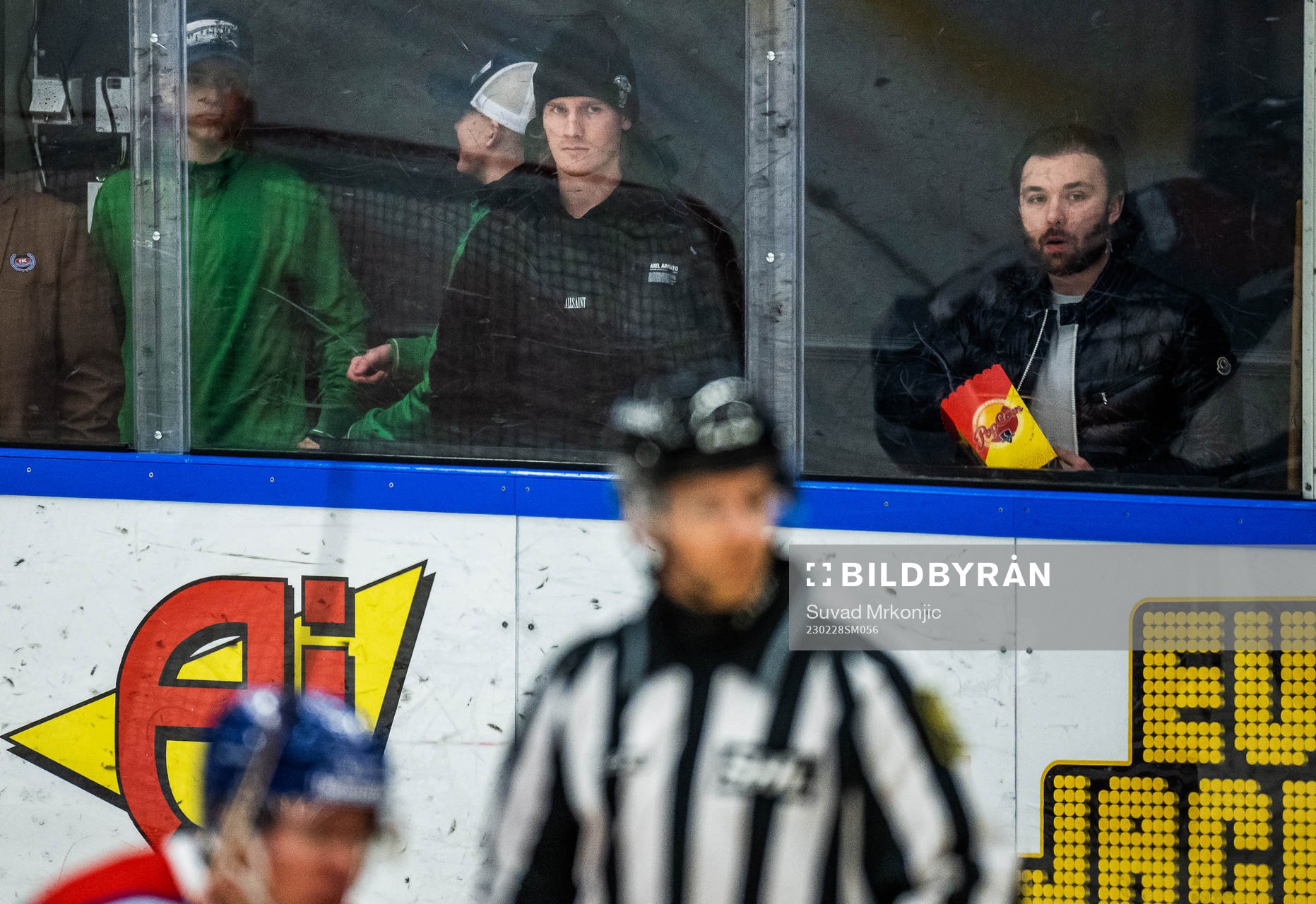 Oskarshamns Juuso Riikola och David Quenneville tittar på