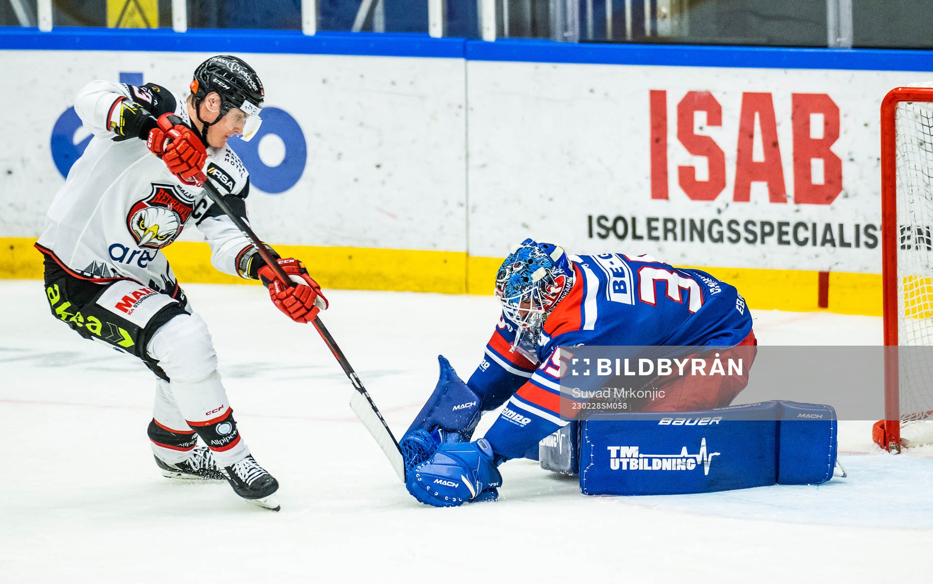 Malmö Redhawks Fredrik Händemark och Oskarshamns målvakt