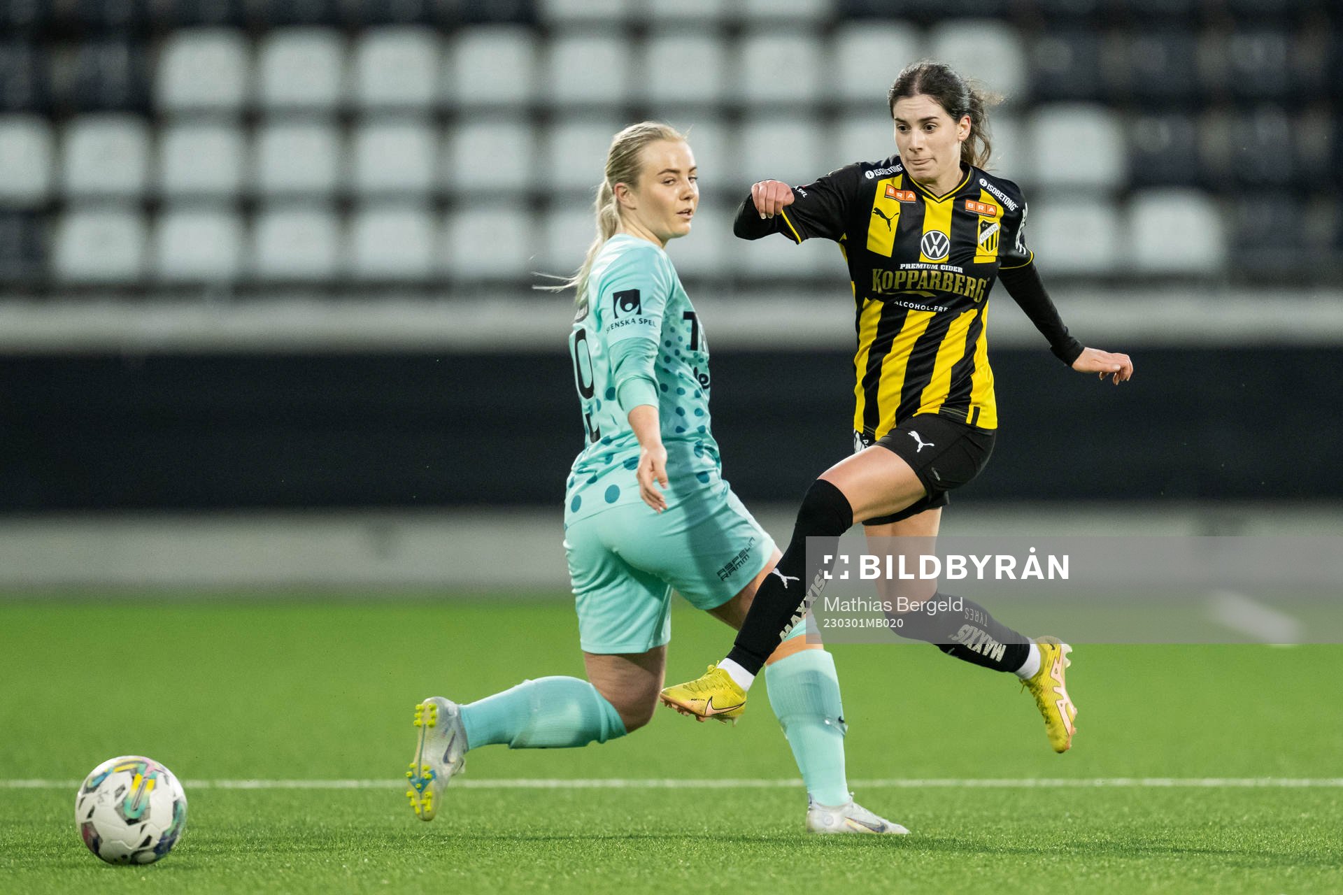 Jitex Matilda Nilsson och Häckens Clarissa Larisey under träningsmatchen i fotboll mellan Häcken och Jitex den 1 mars 2023 i Göteborg.