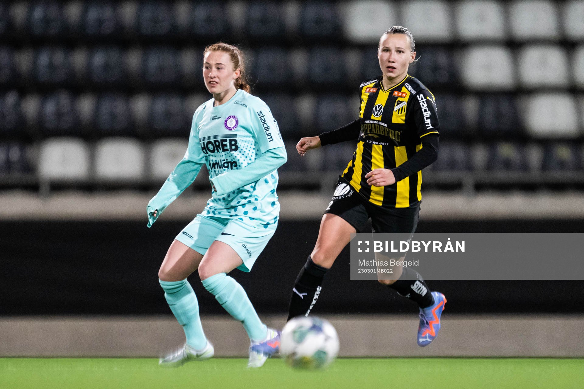 Jitex Ella Reidy och Häckens Marika Bergman Lundinunder träningsmatchen i fotboll mellan Häcken och Jitex den 1 mars 2023 i Göteborg. 