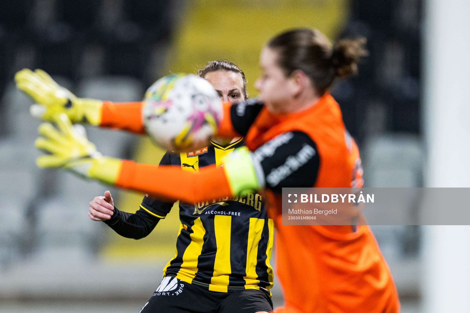 Häckens Dora Zeller och Jitex målvakt Anna Larsson