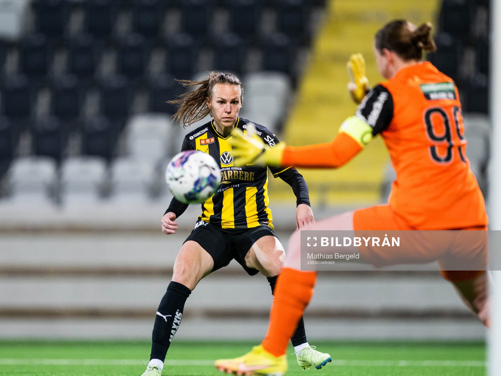 Häckens Dora Zeller och Jitex målvakt Anna Larsson under träningsmatchen i fotboll mellan Häcken och Jitex den 1 mars 2023 i Göteborg.