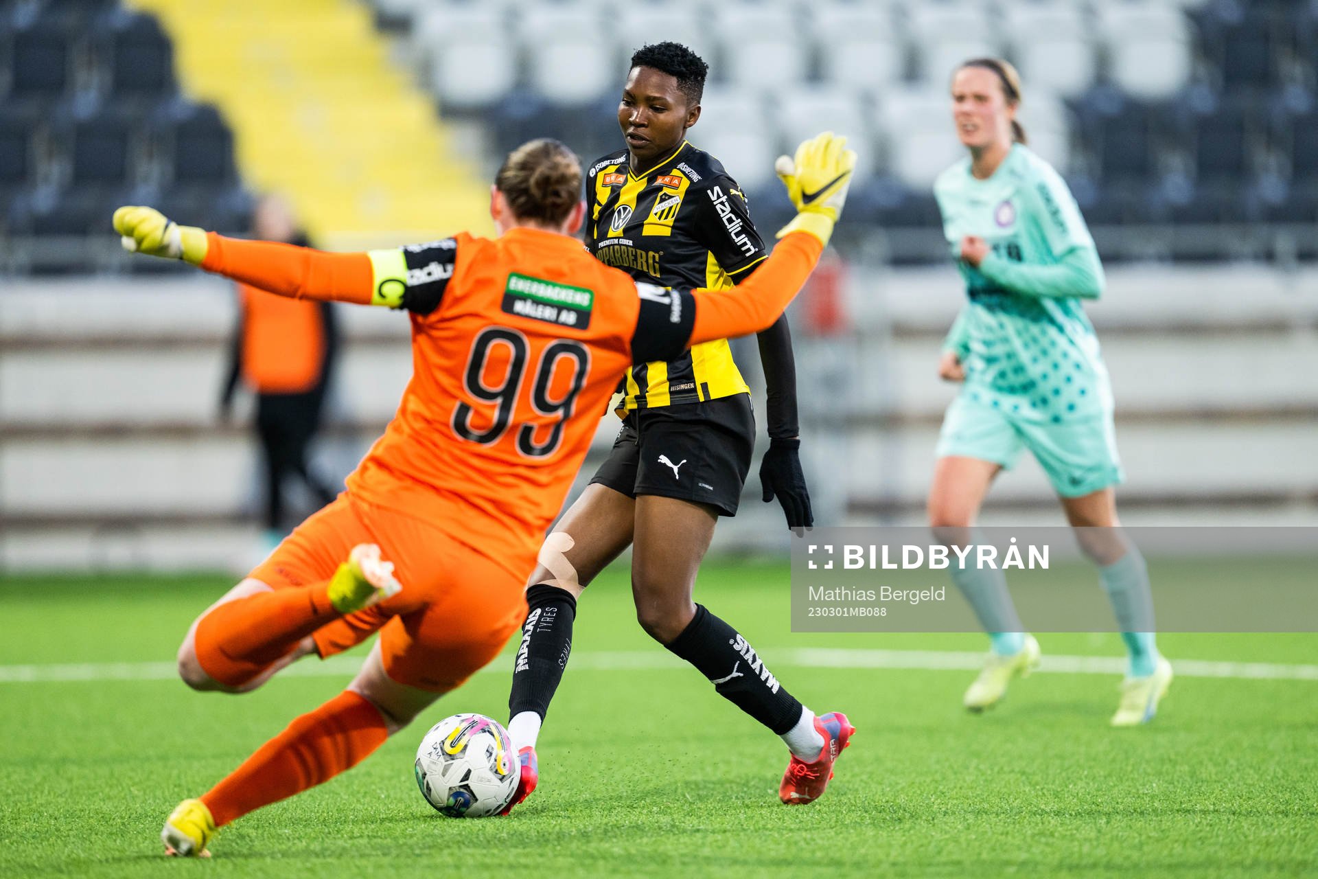 Häckens Aisha Masaka gör 3-1 bakom Jitex målvakt Anna