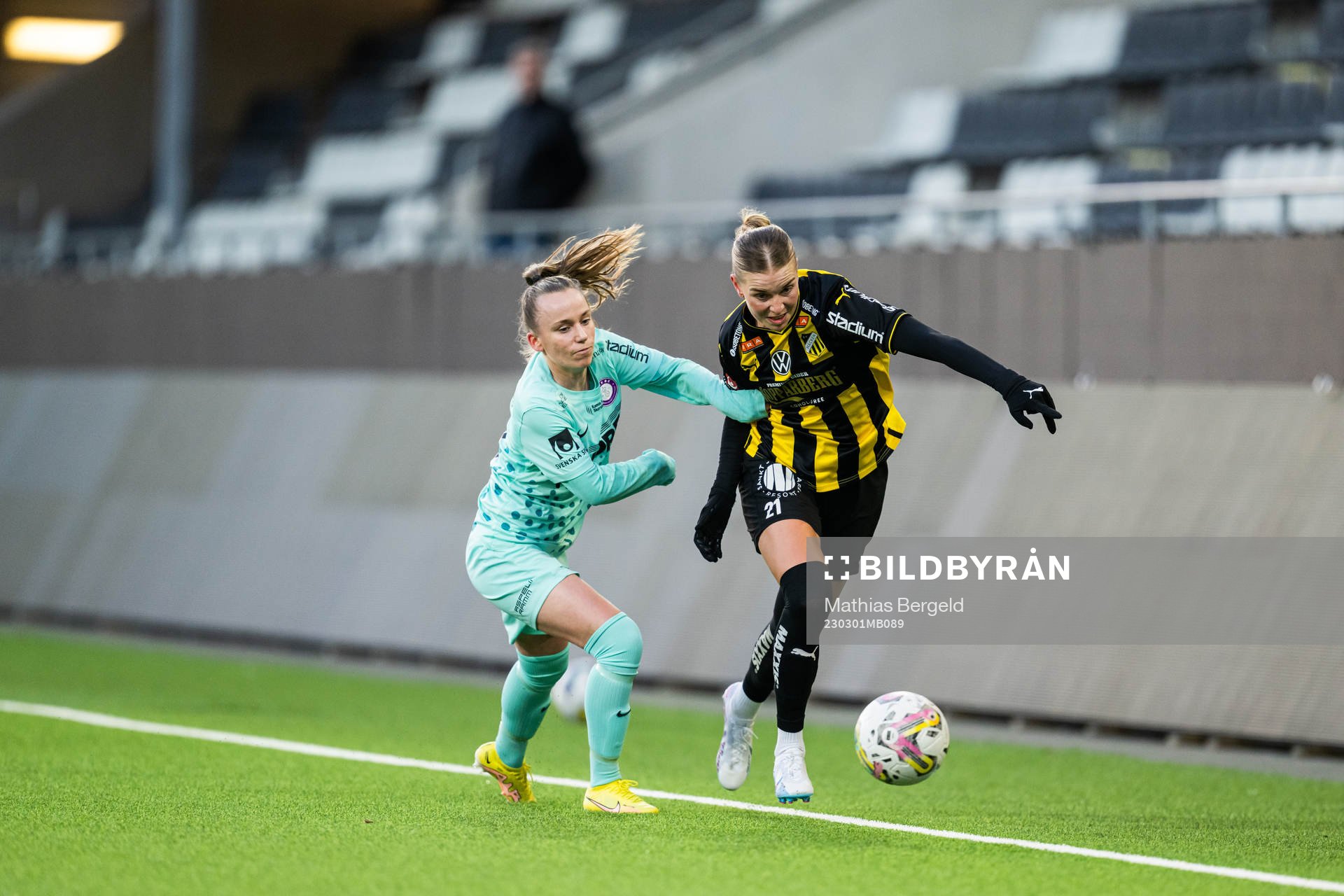 Jitex Magda Le Therisien och Häckens Dilja Zomers under träningsmatchen i fotboll mellan Häcken och Jitex den 1 mars 2023 i Göteborg. 