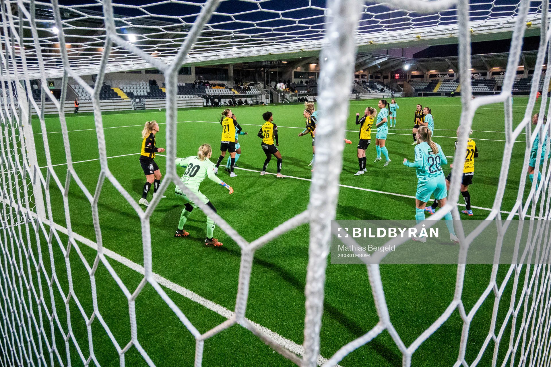 Häckens Molly Johansson och målvakt Kajsa Höglund Jansson