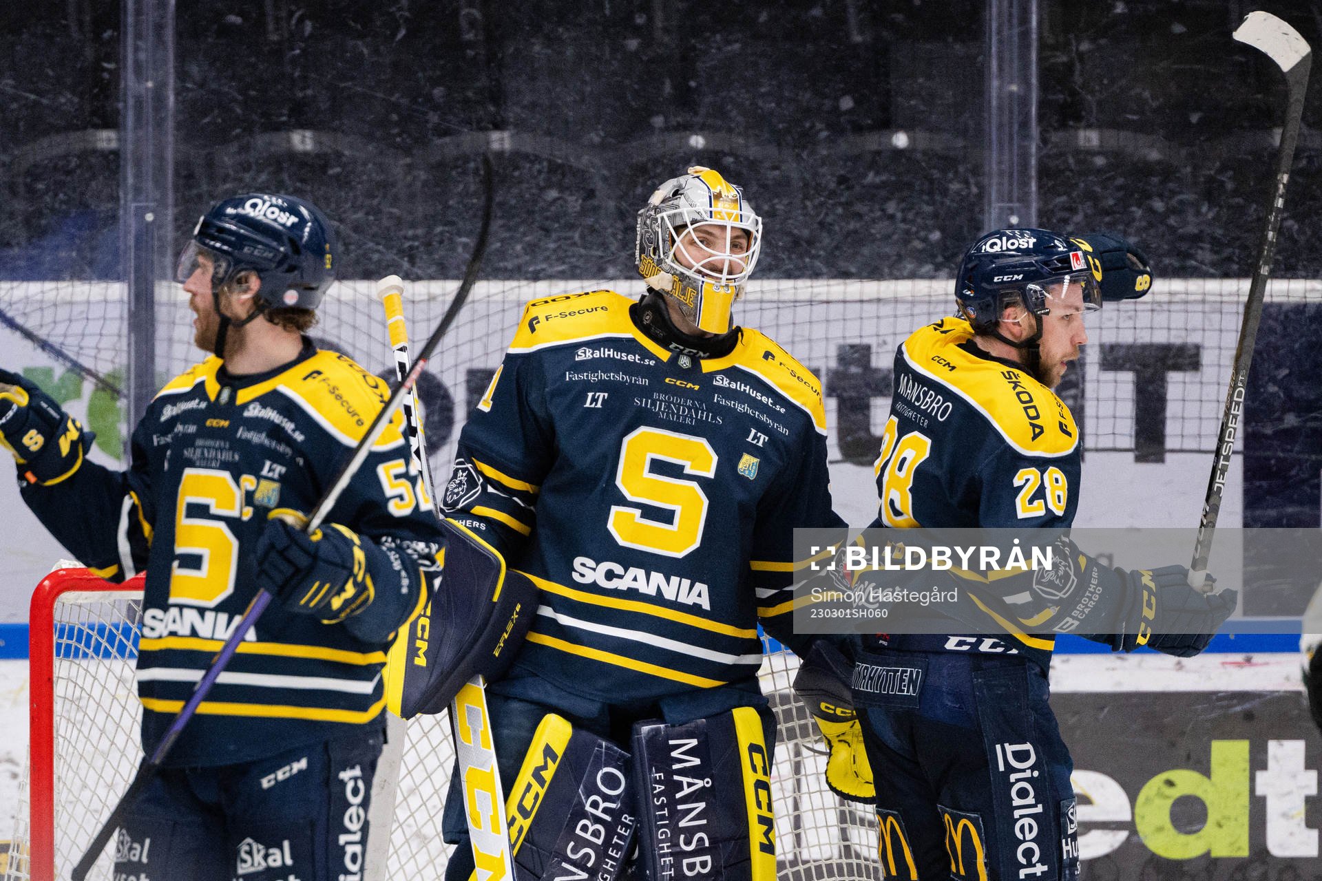 Södertäljes målvakt Nikita Talapila jublar