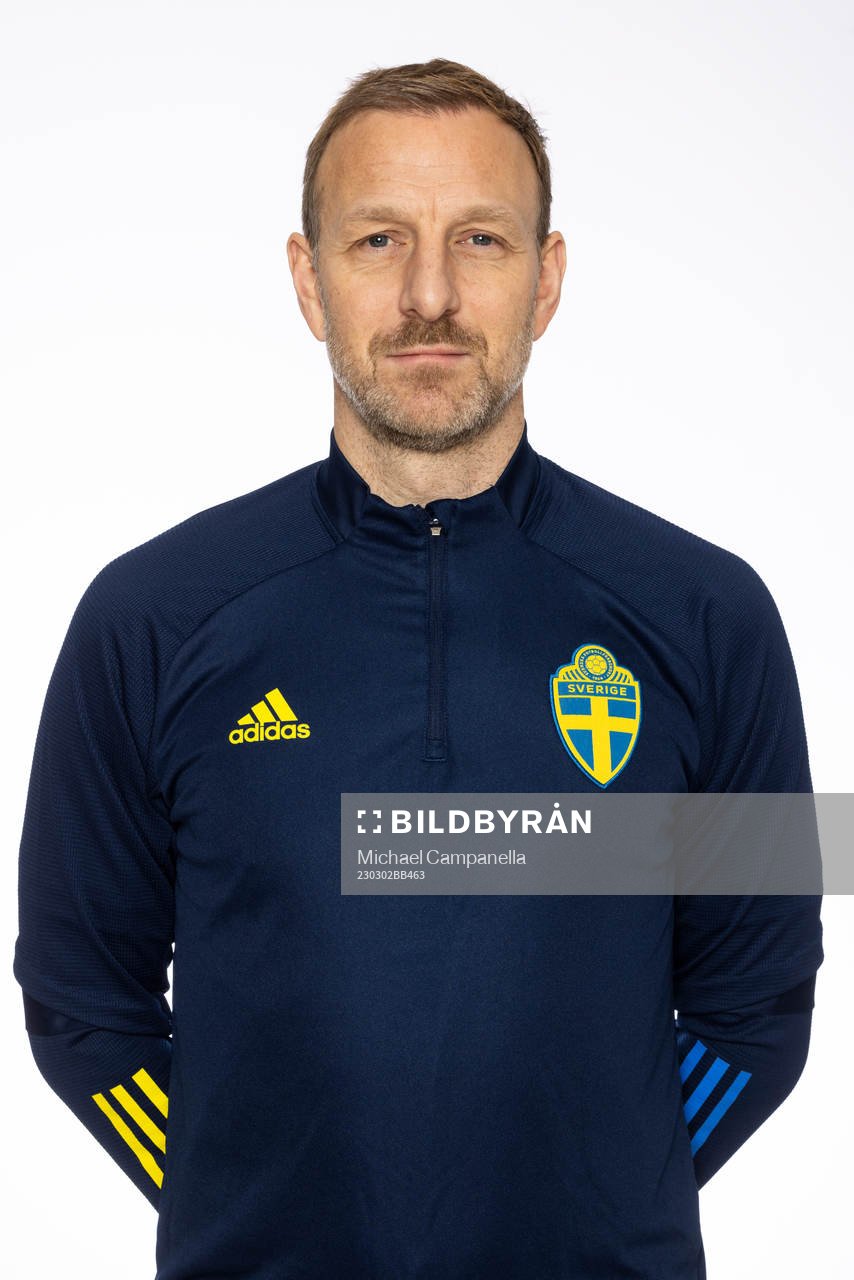 Johnny Gustafsson poserar för ett porträtt under en fotografering med det svenska P18-landslaget i fotboll den 2 mars 2023 i Stockholm. 