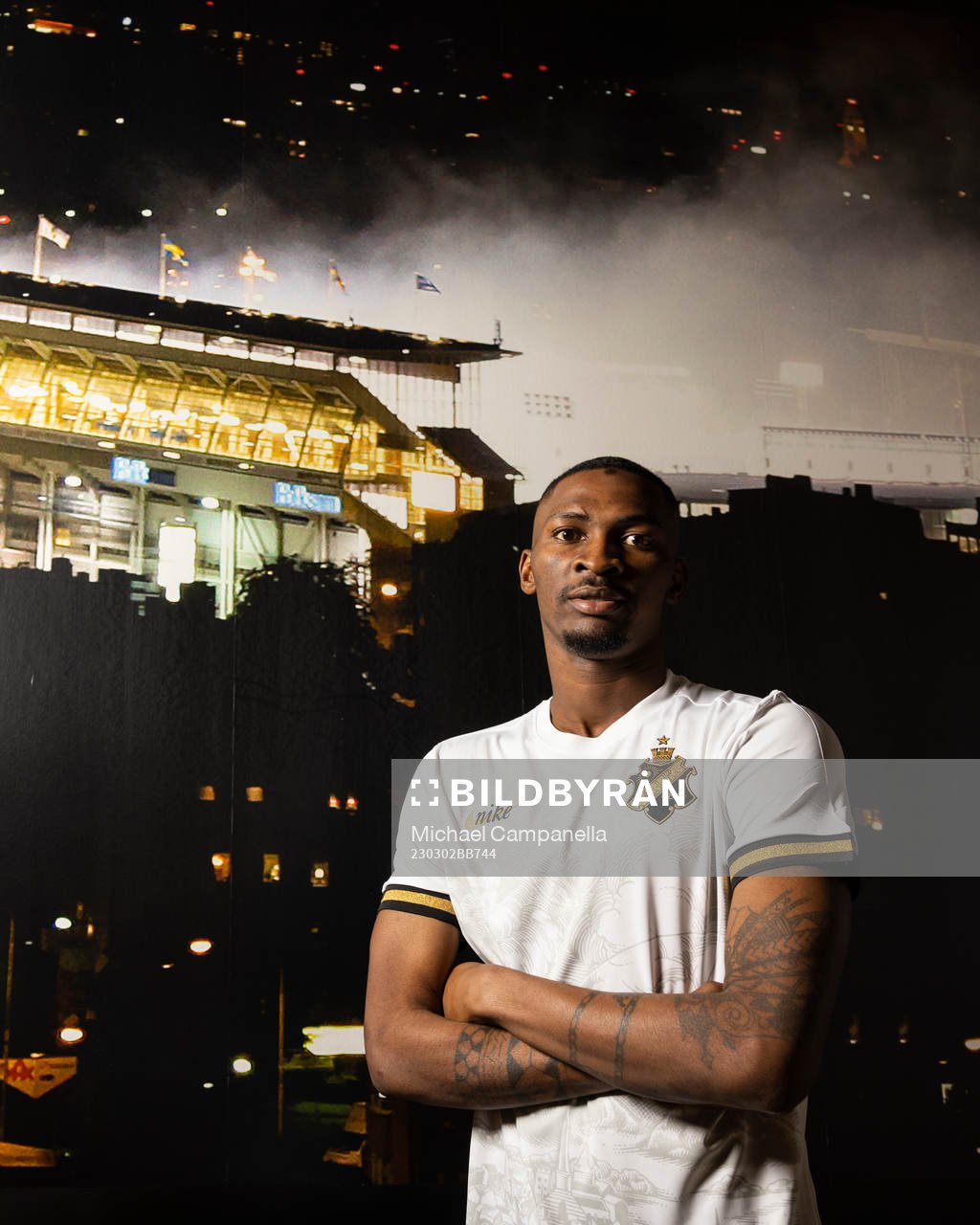 Aboubakar Keita poserar för porträtt i samband med att han presenterats som nyförvärv av AIK den 2 mars 2023 i Stockholm. 