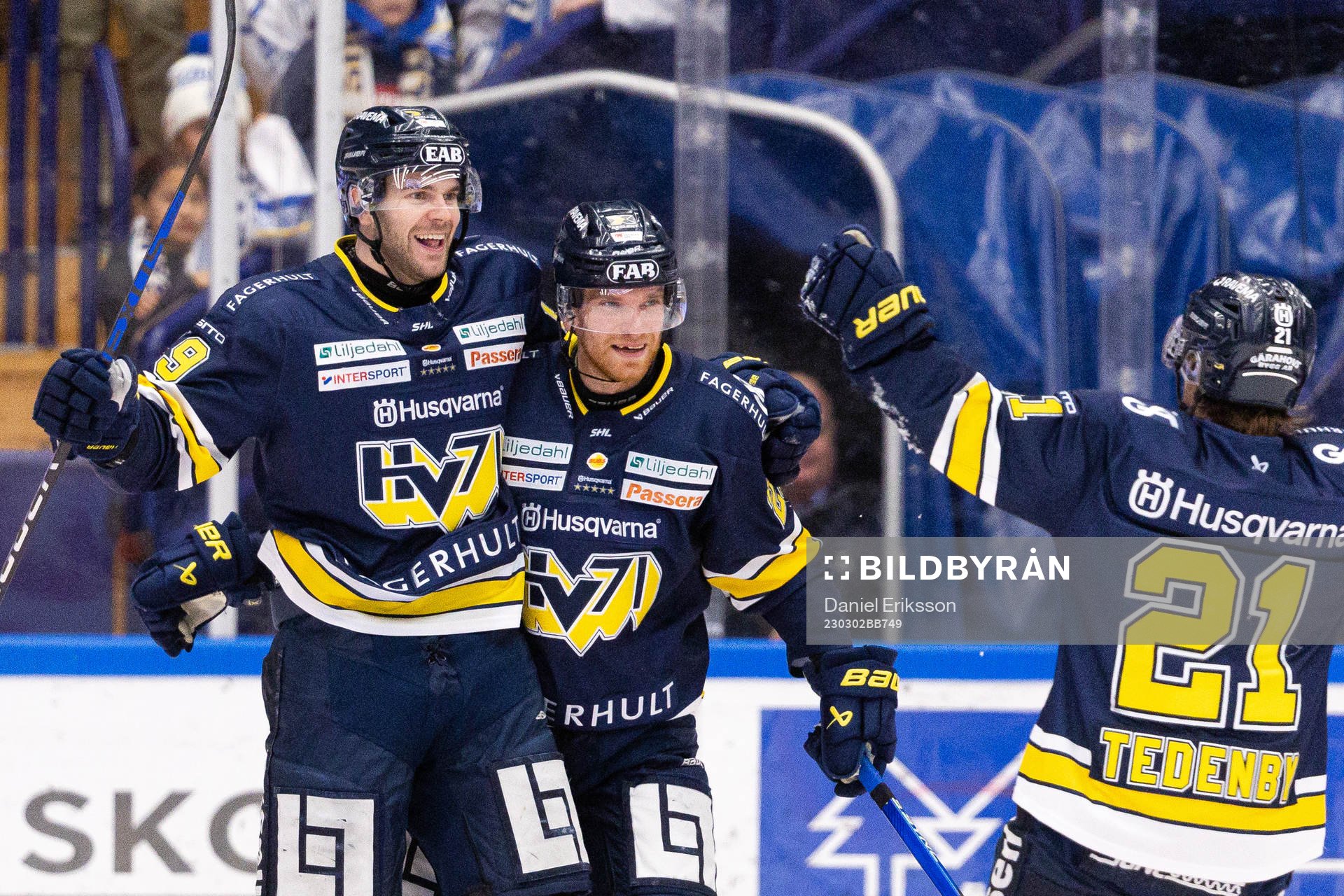 HV71s Sam Vigneault jublar