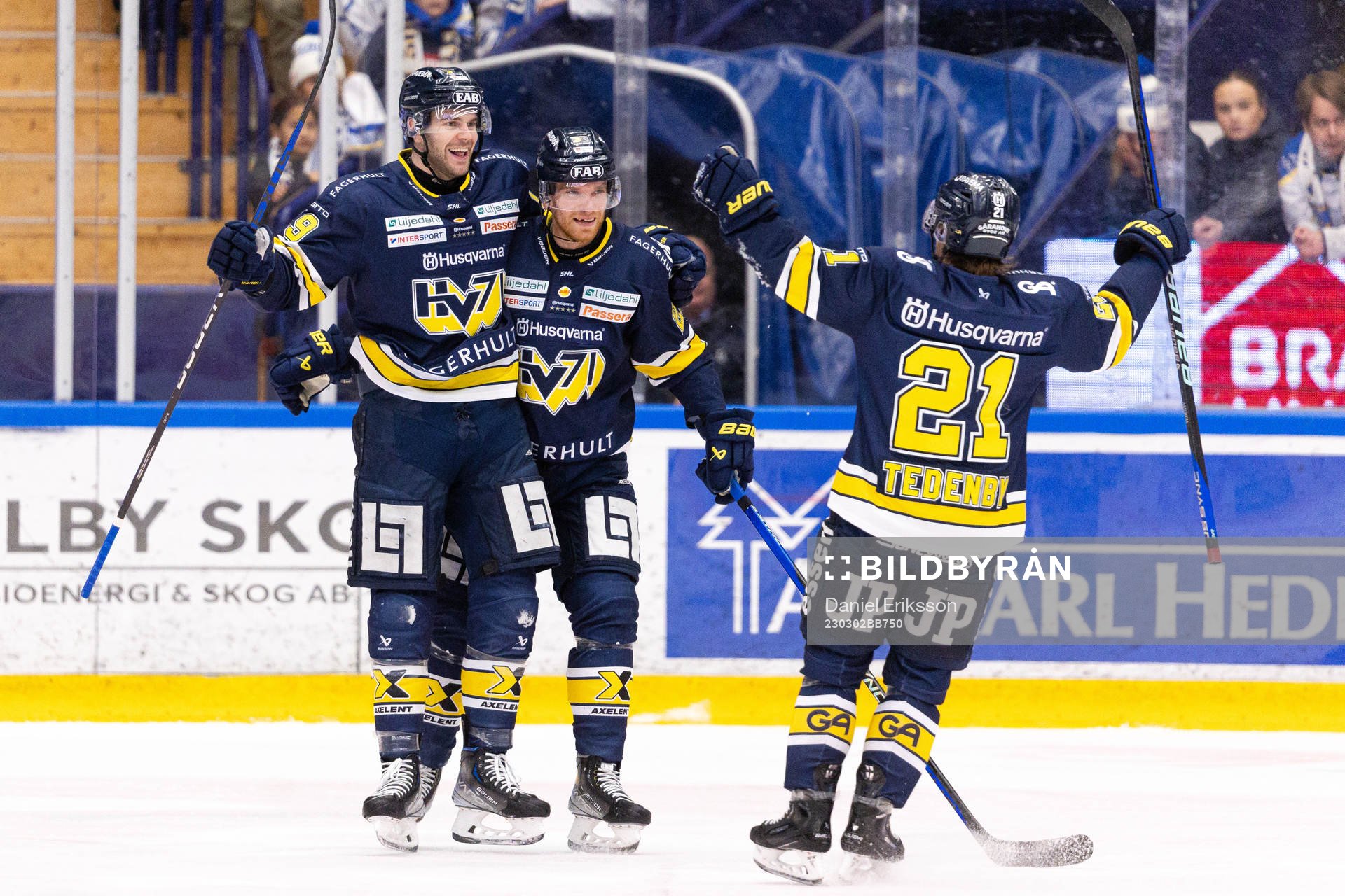 HV71s Sam Vigneault jublar