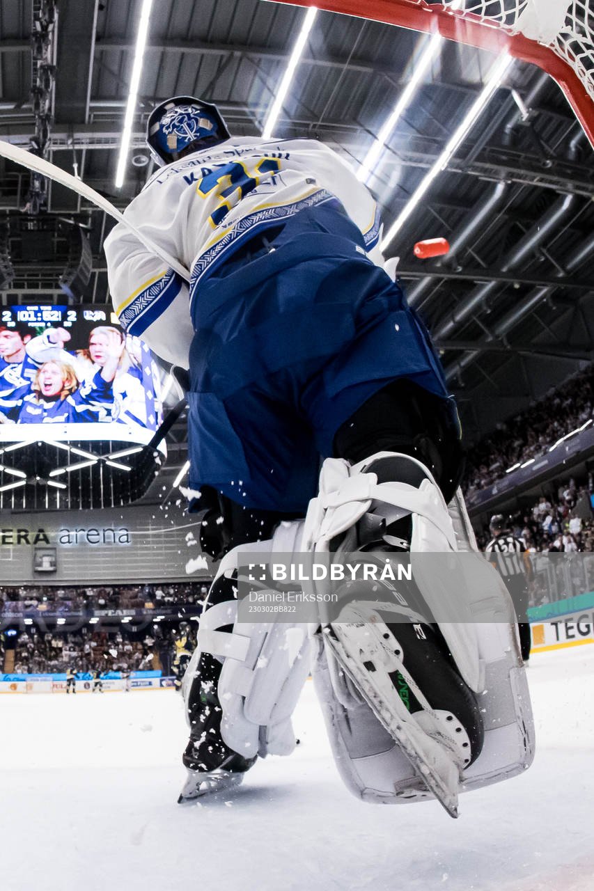 Leksands målvakt Kasimir Kaskisuo kastar vattenflaskan
