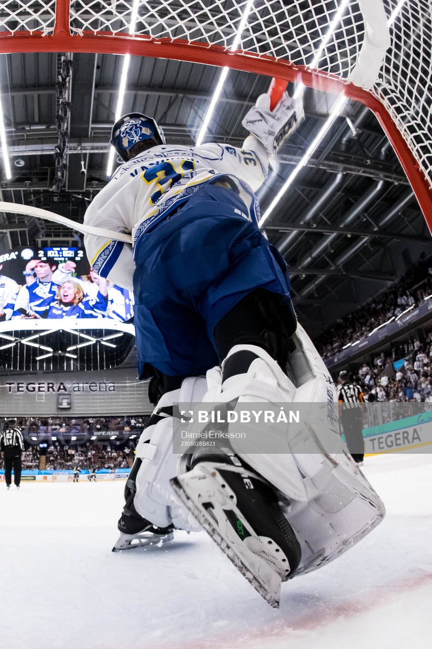 Leksands målvakt Kasimir Kaskisuo kastar vattenflaskan