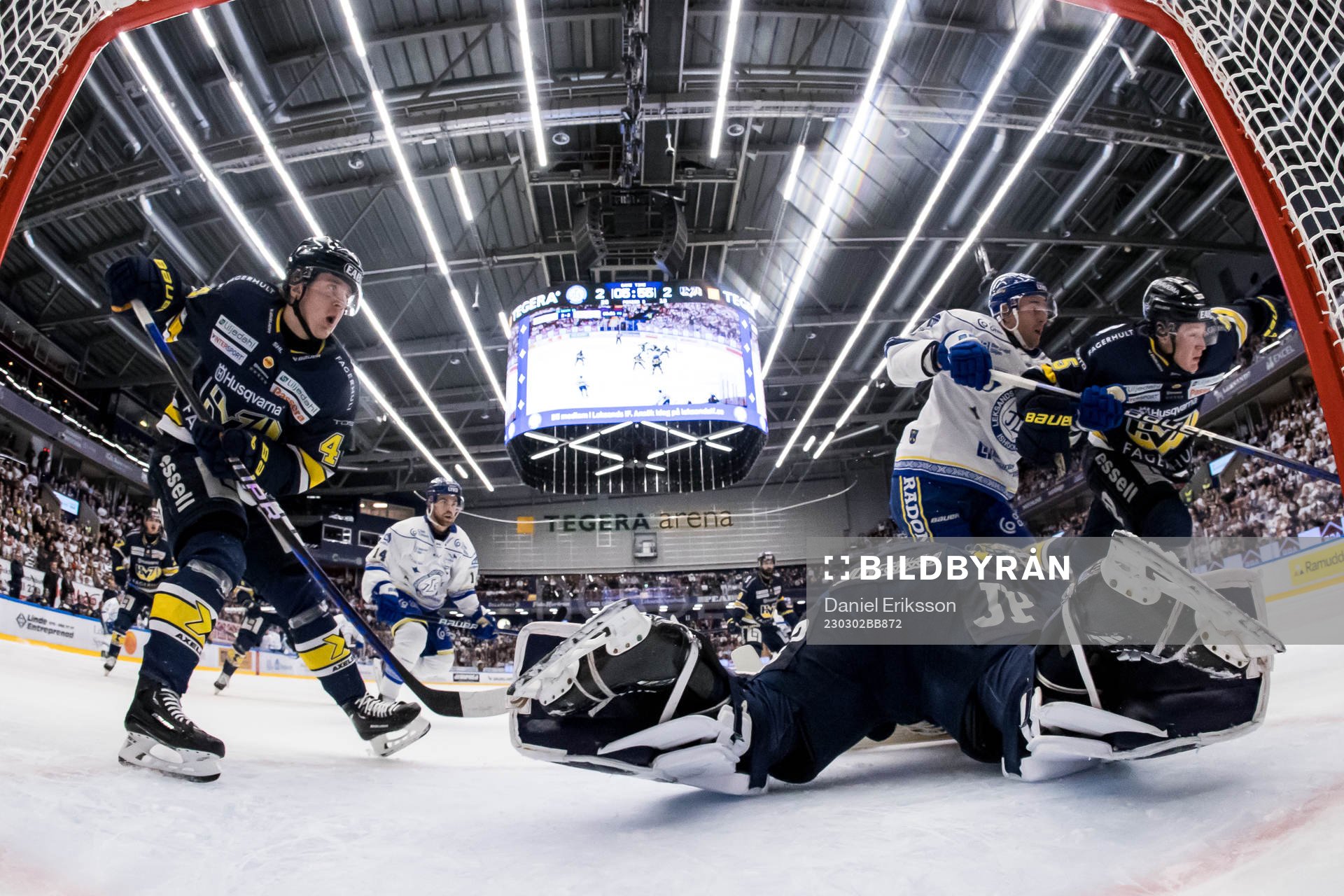 HV71s Emil Andrae och Leksands Carter Ashton och HV71s
