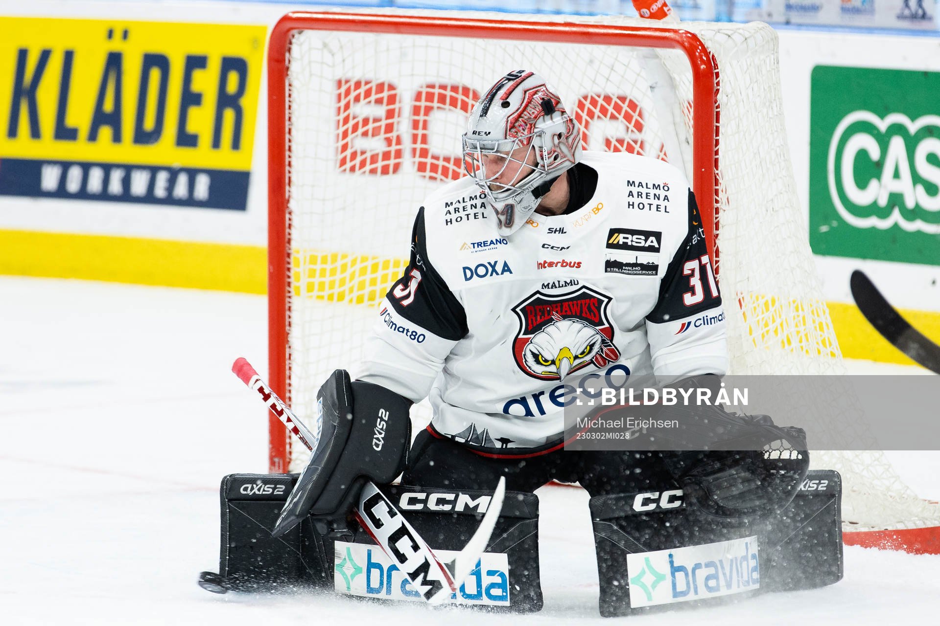 Malmö Redhawks målvakt Brandon Maxwell räddar ett skott
