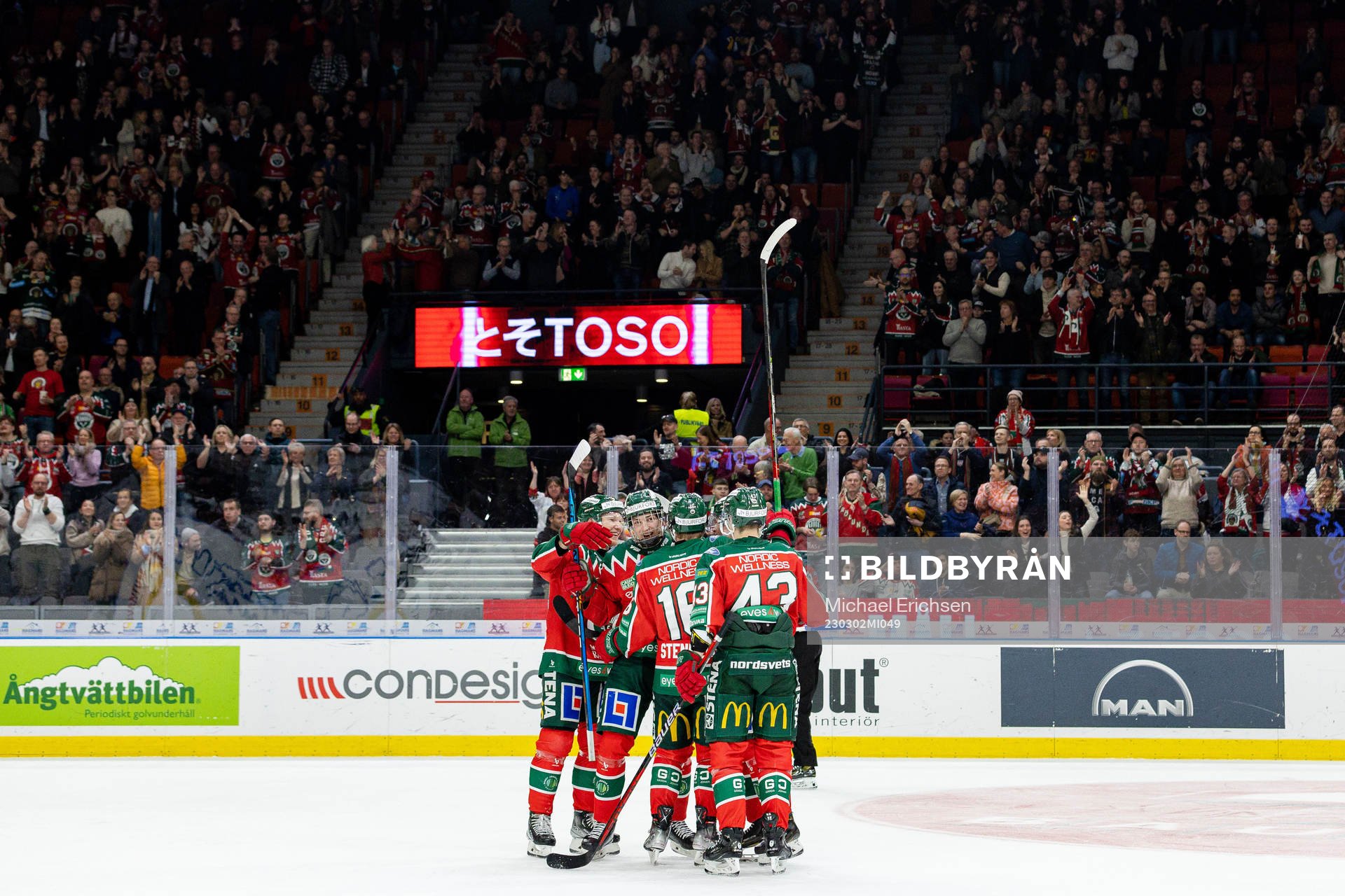 Frölundas Isac Born ,David Edstrom och Otto Stenberg jublar