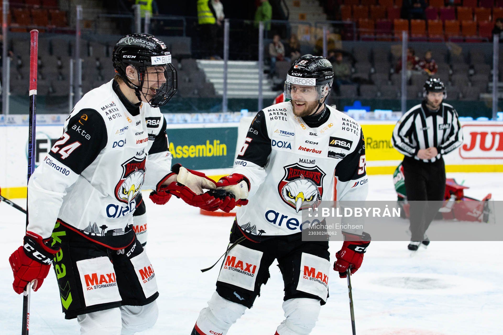 Malmö Redhawks Anton Wahlberg jublar ihop med Lukas