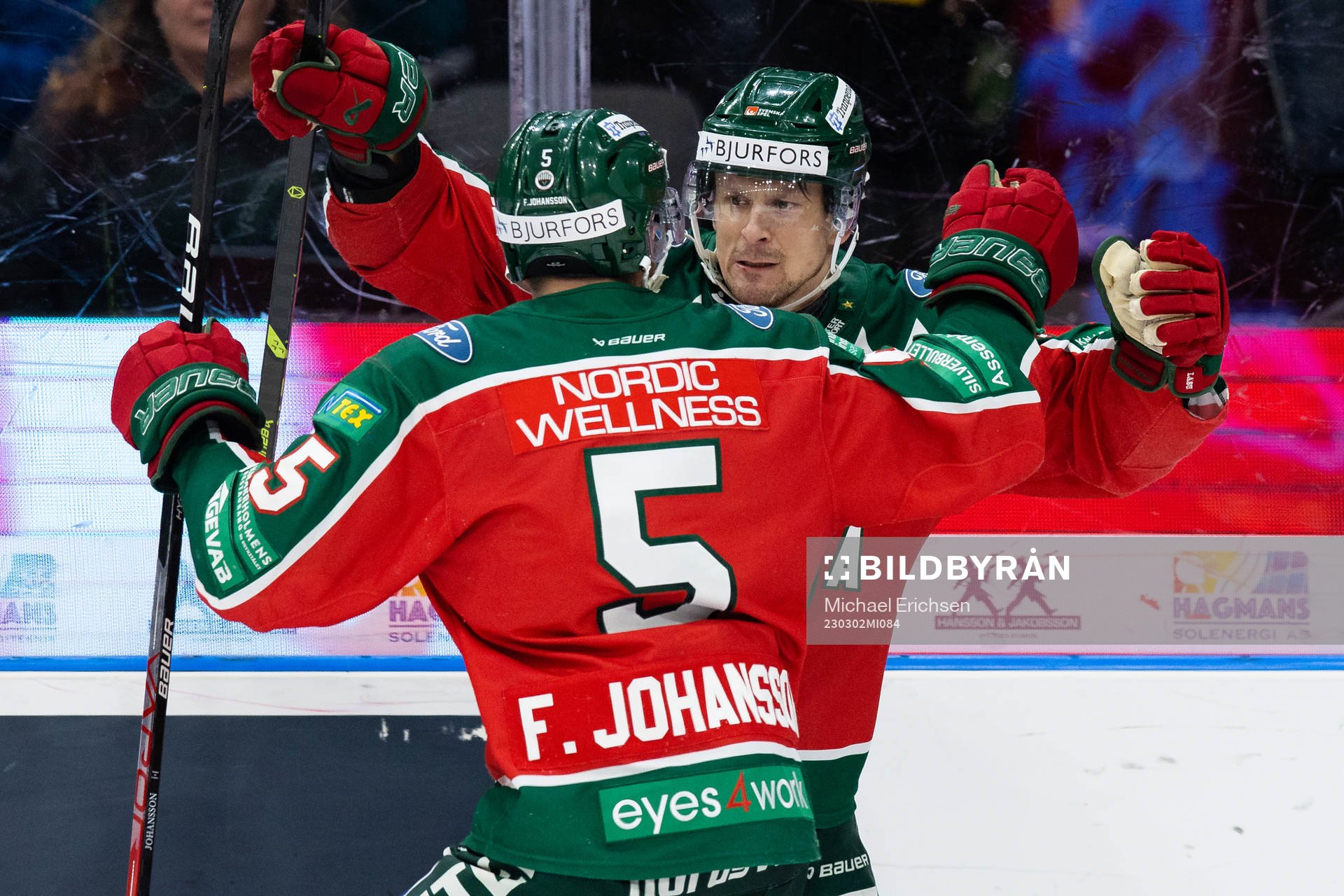 Frölundas Nicklas Lasu jublar ihop med Filip Johansson