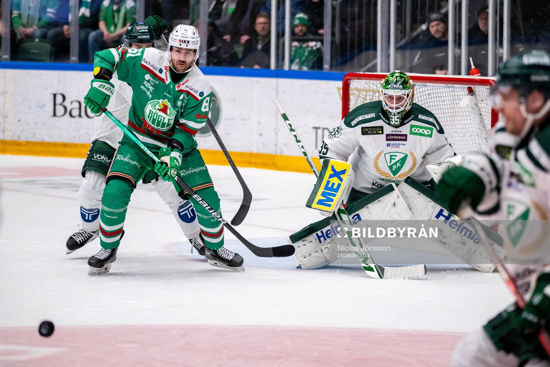 Rögles Ludvig Larsson framför Färjestads målvakt Dennis