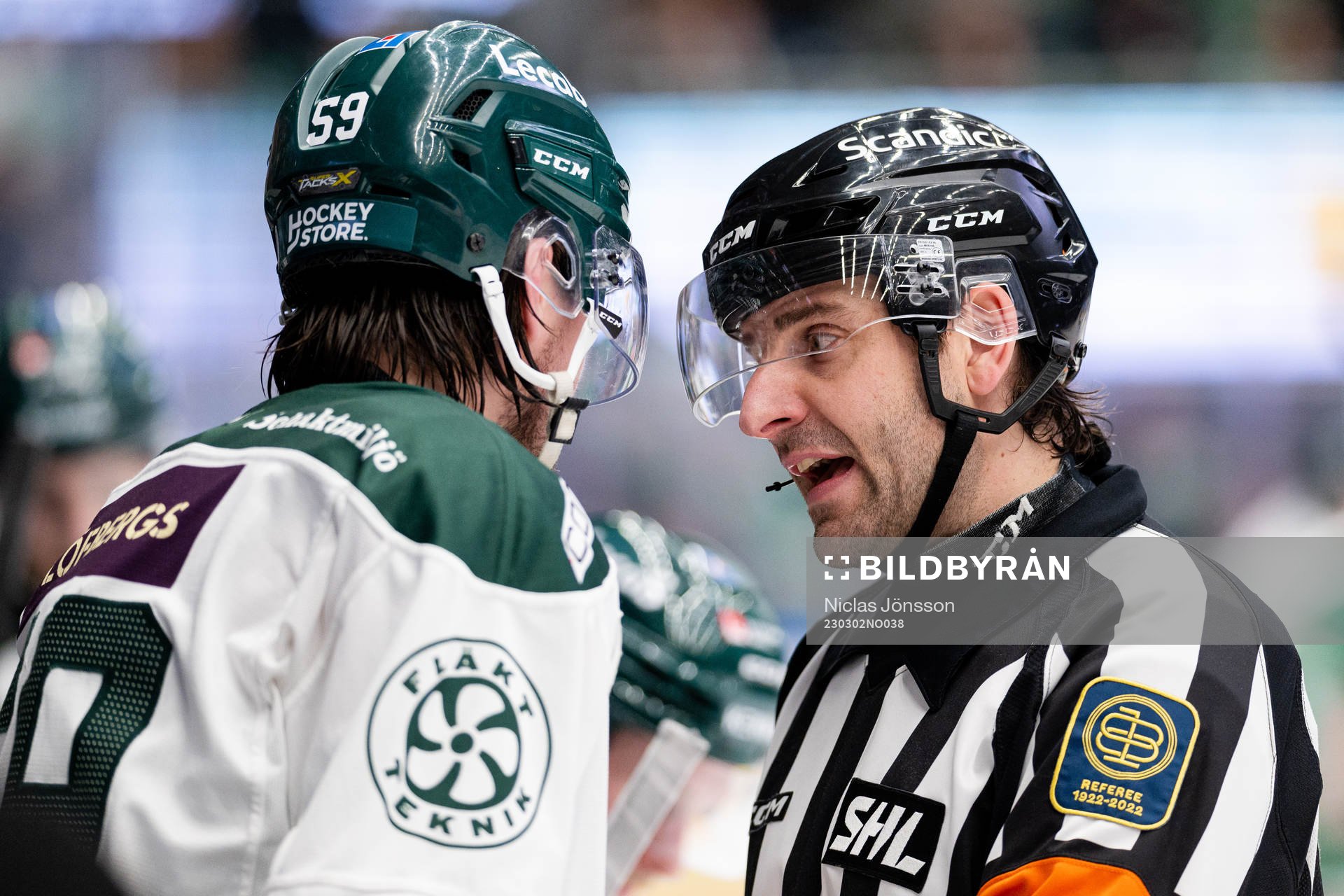 Färjestads Linus Johansson i samtal med Domare Mikael