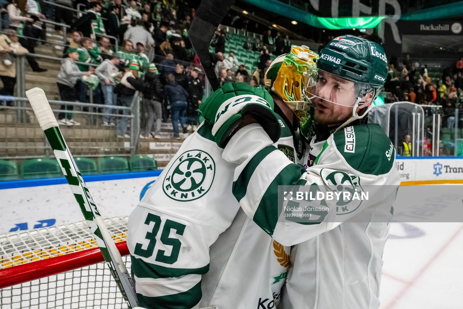 Färjestads målvakt Dennis Hildeby och Linus Johansson