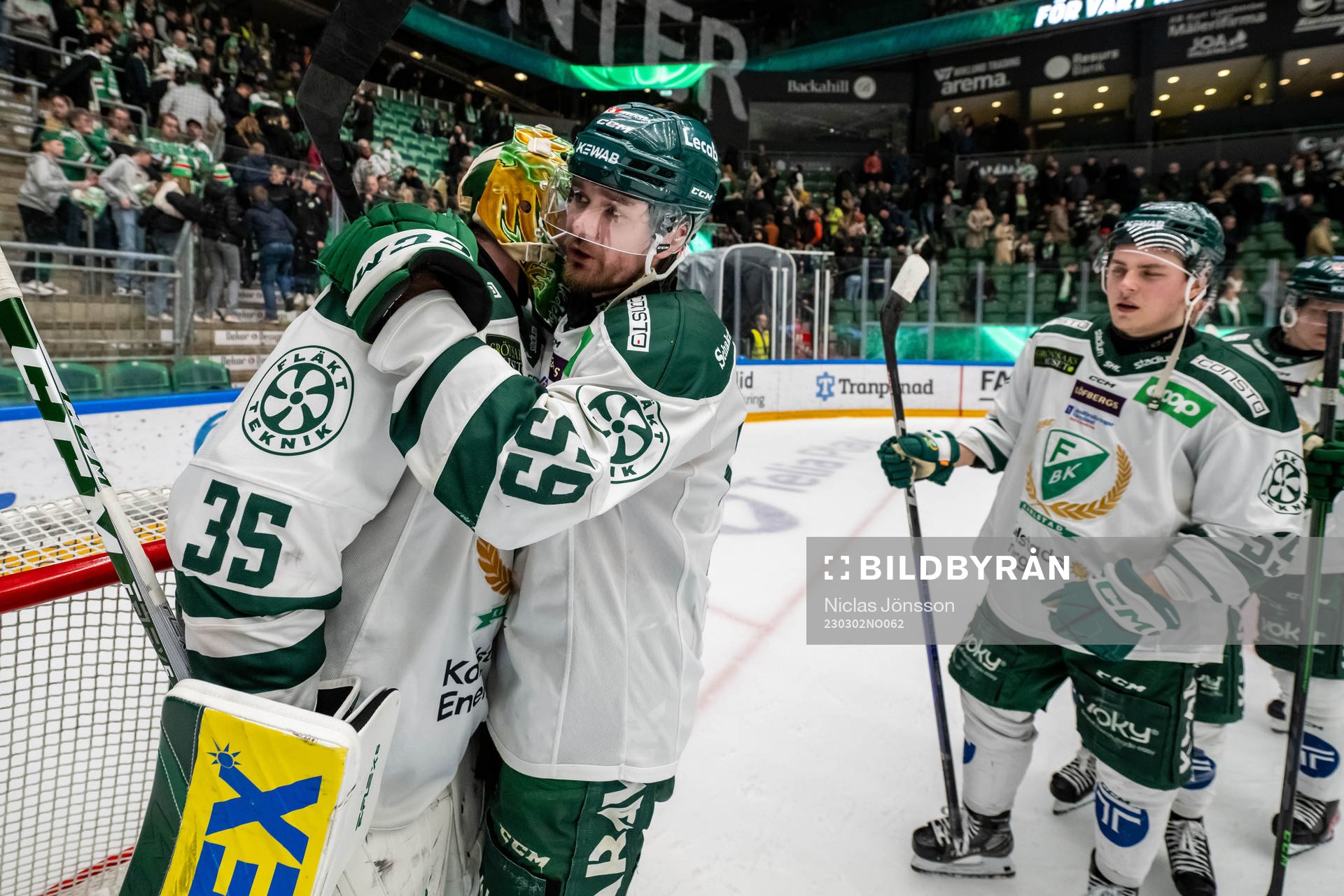 Färjestads målvakt Dennis Hildeby och Linus Johansson
