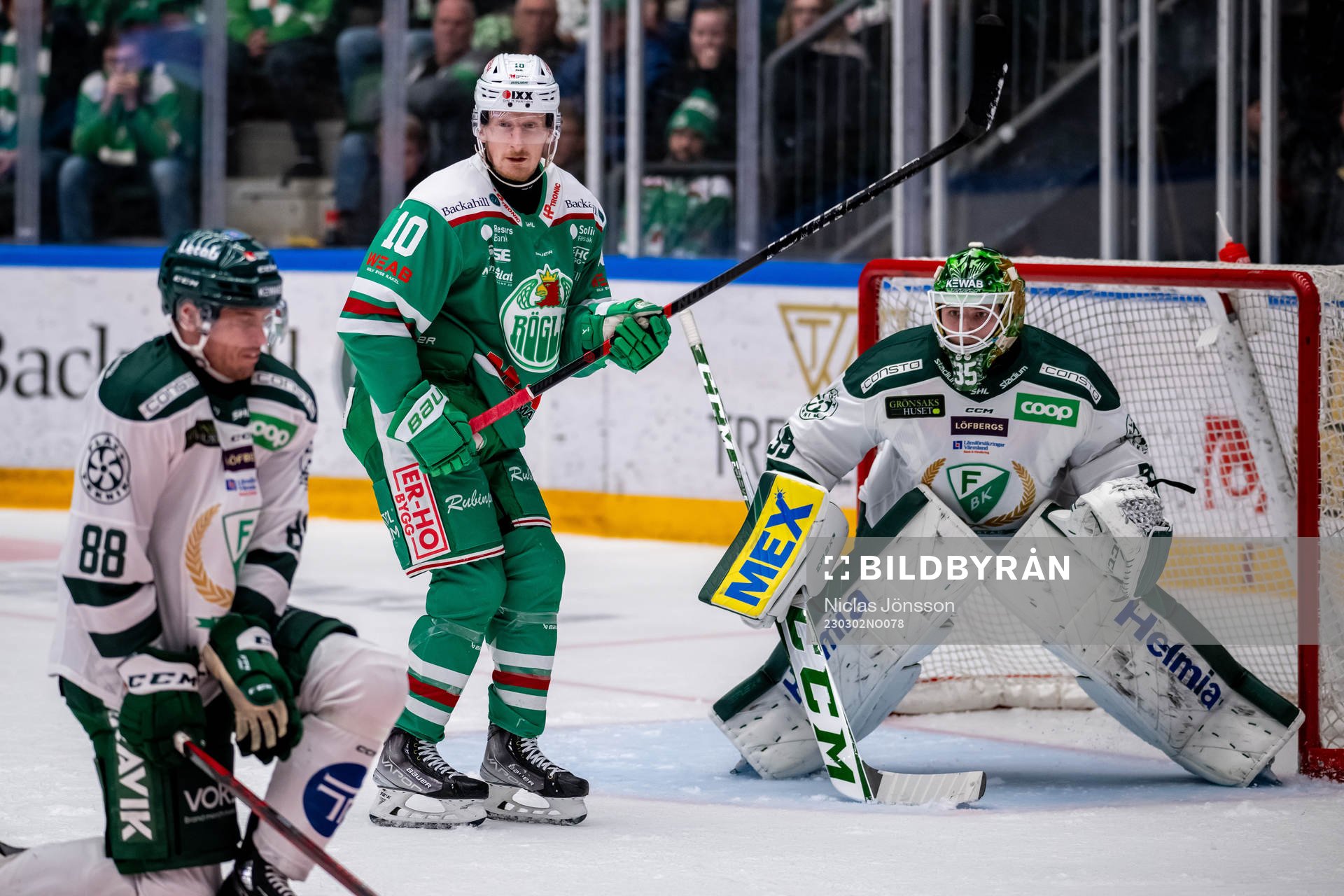 Rögles Simon Hjalmarsson  och Färjestads målvakt Dennis