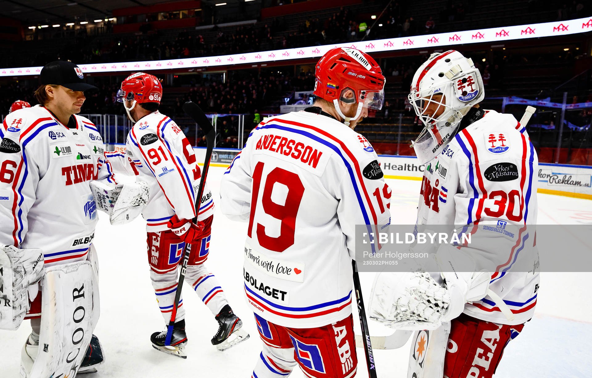 Timrås Erik Andersson tackar målvakt Jacob Johansson