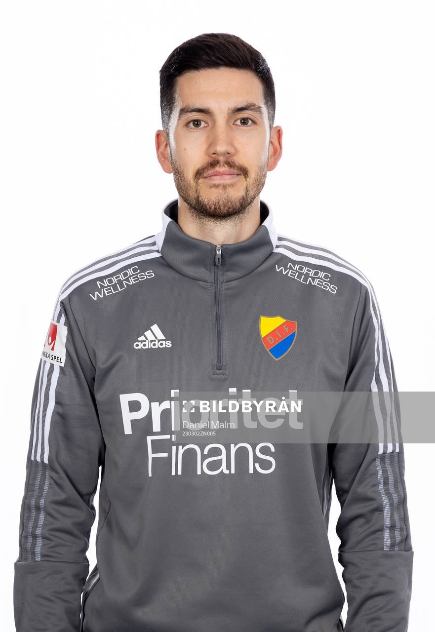Djurgårdens Naprapat Dan Tanaka poserar för ett porträtt den 2 mars 2023 i Stockholm.