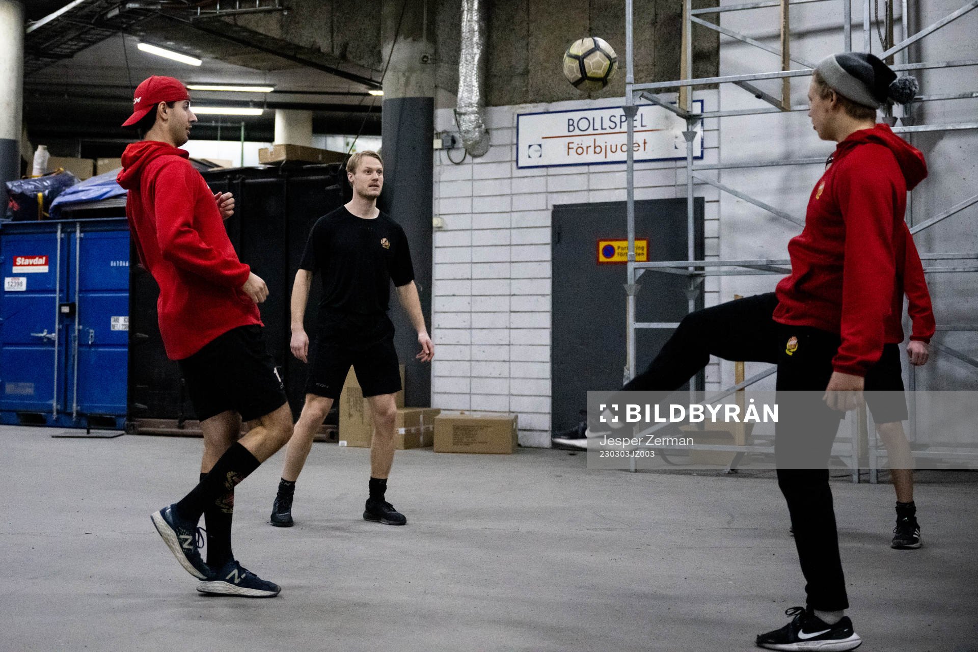 Almtunas spelare värmer upp