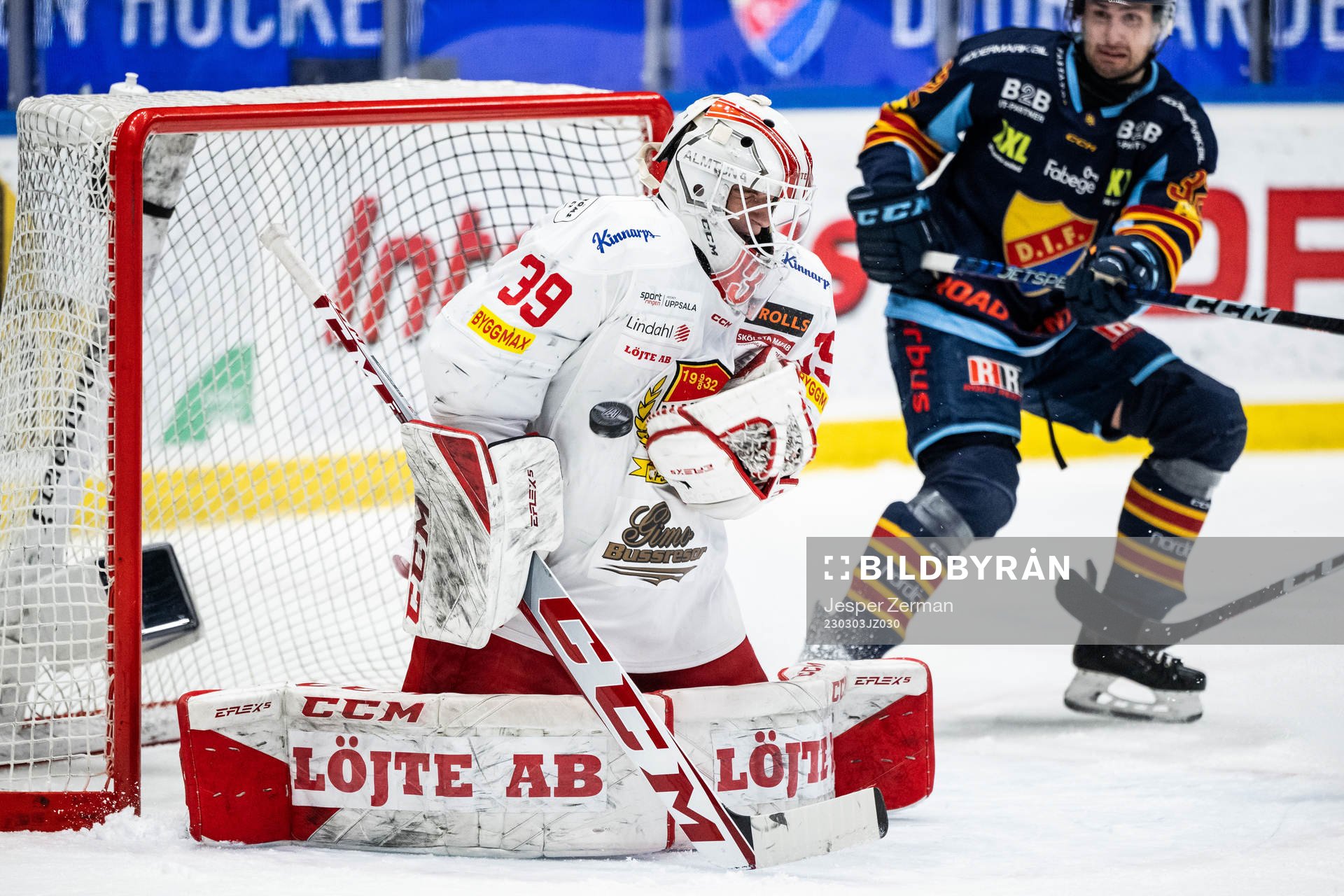 Almtunas målvakt Oliver Håkansson träffas av en puck i