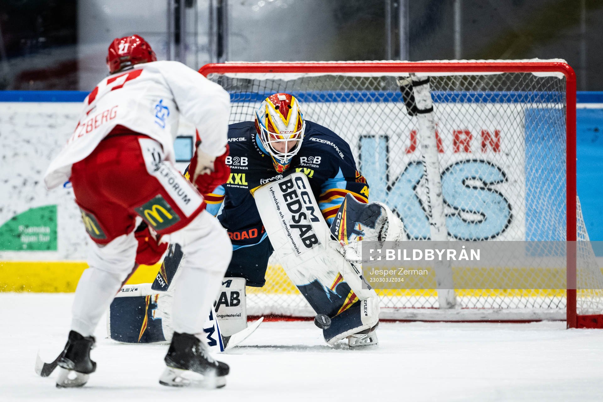 Djurgårdens målvakt Carl Lindbom räddar ett skott av