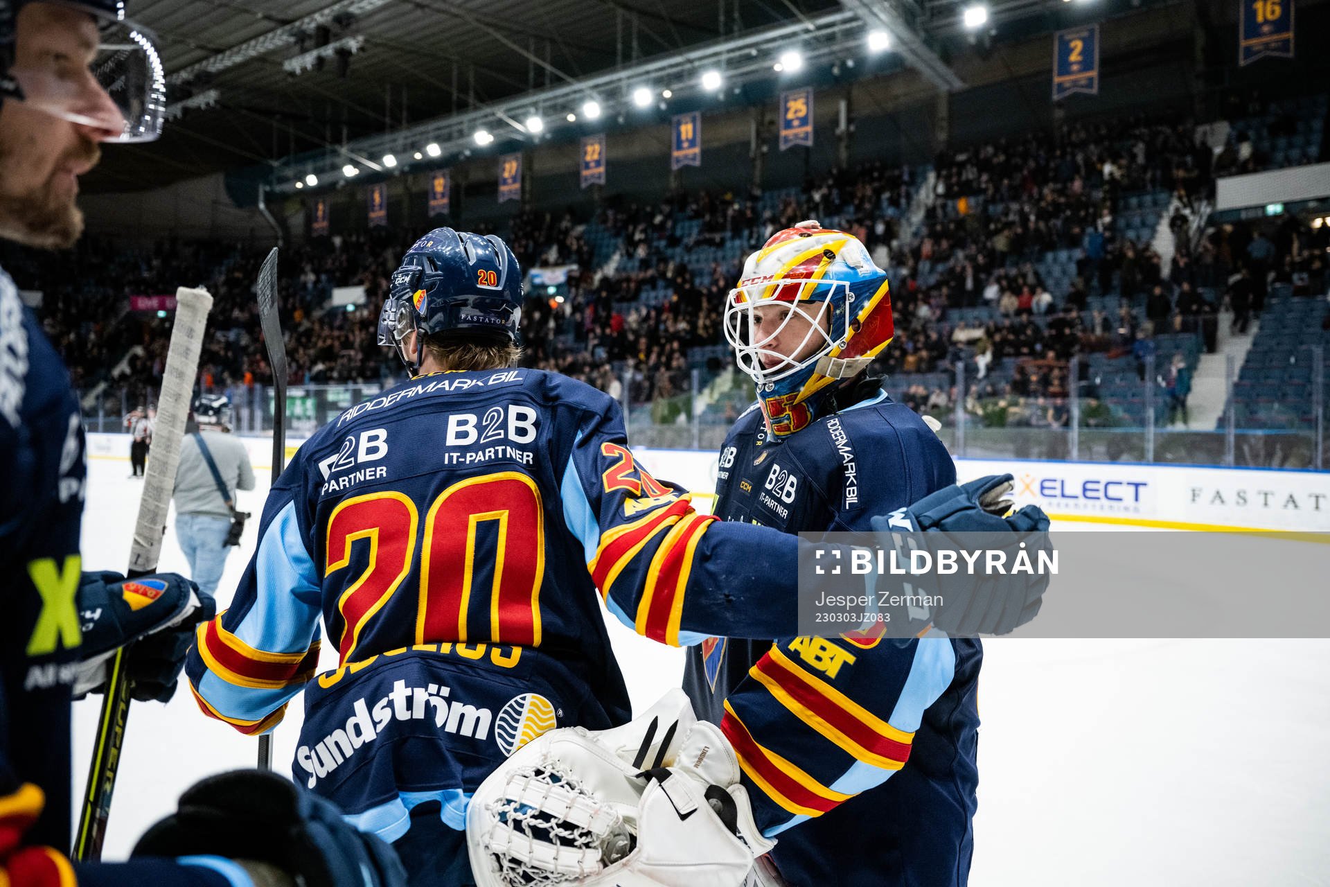 Djurgårdens Calle Odelius och målvakt Carl Lindbom jublar