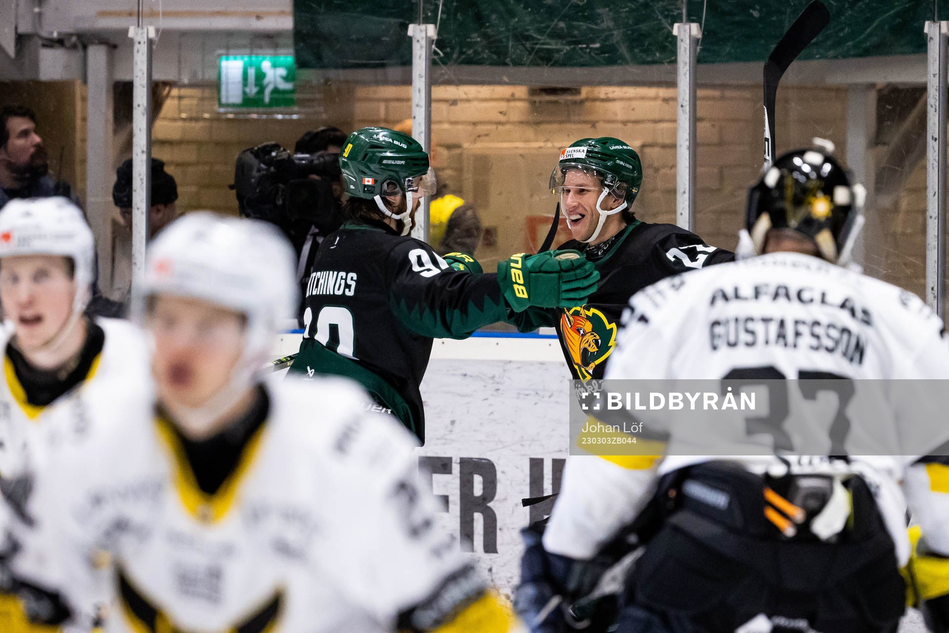 Björklövens Fredric Weigel jublar med Alex Hutchings