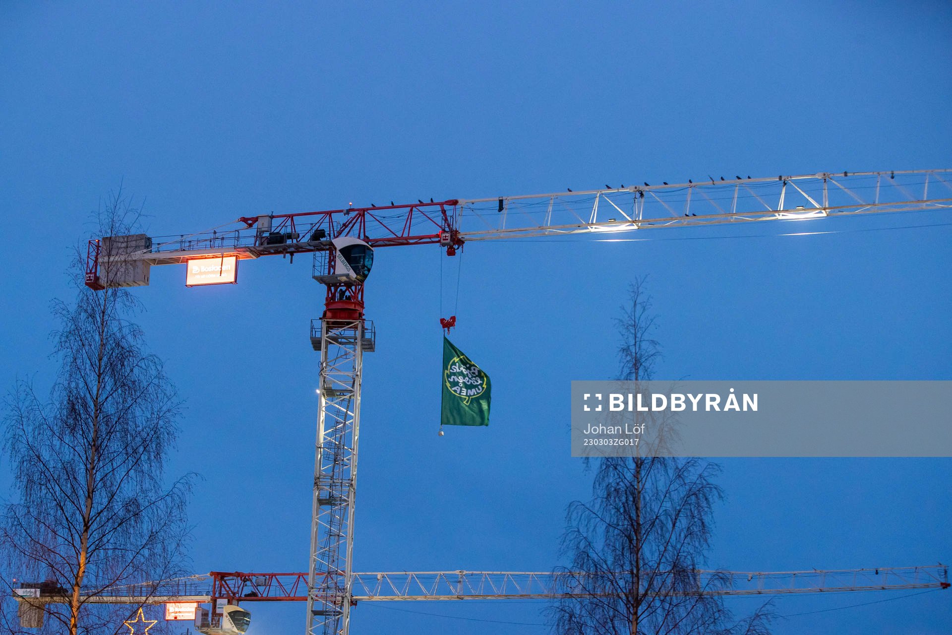 Björklövenflagga utanför Winpos arena innan