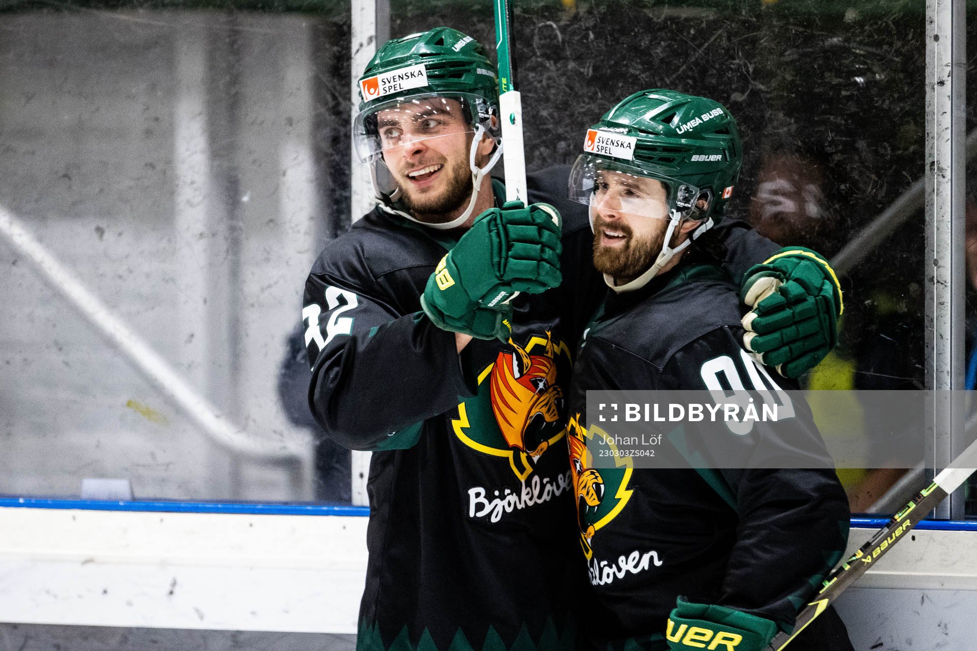 Björklövens Alex Hutchings jublar med Jacob Olofsson