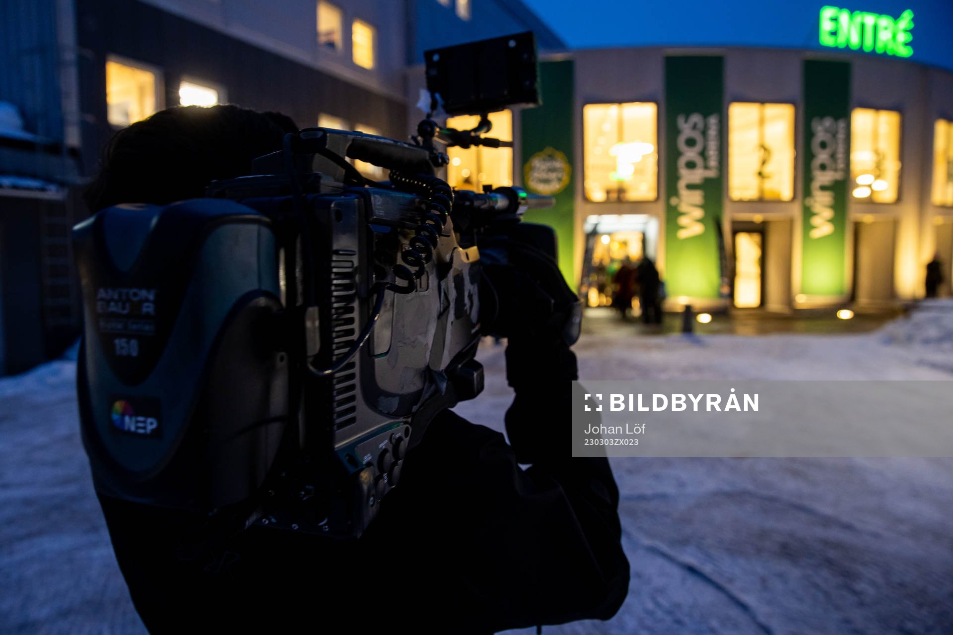 TV-sändning utanför Winpos arena innan ishockeymatchen i