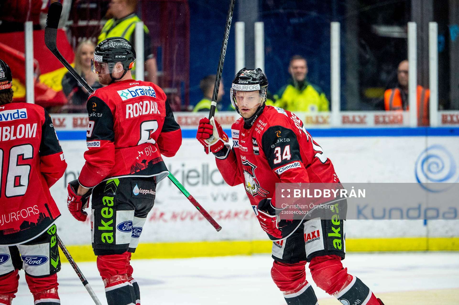 Malmö Redhawks Carl Söderberg jublar med lagkamraterna