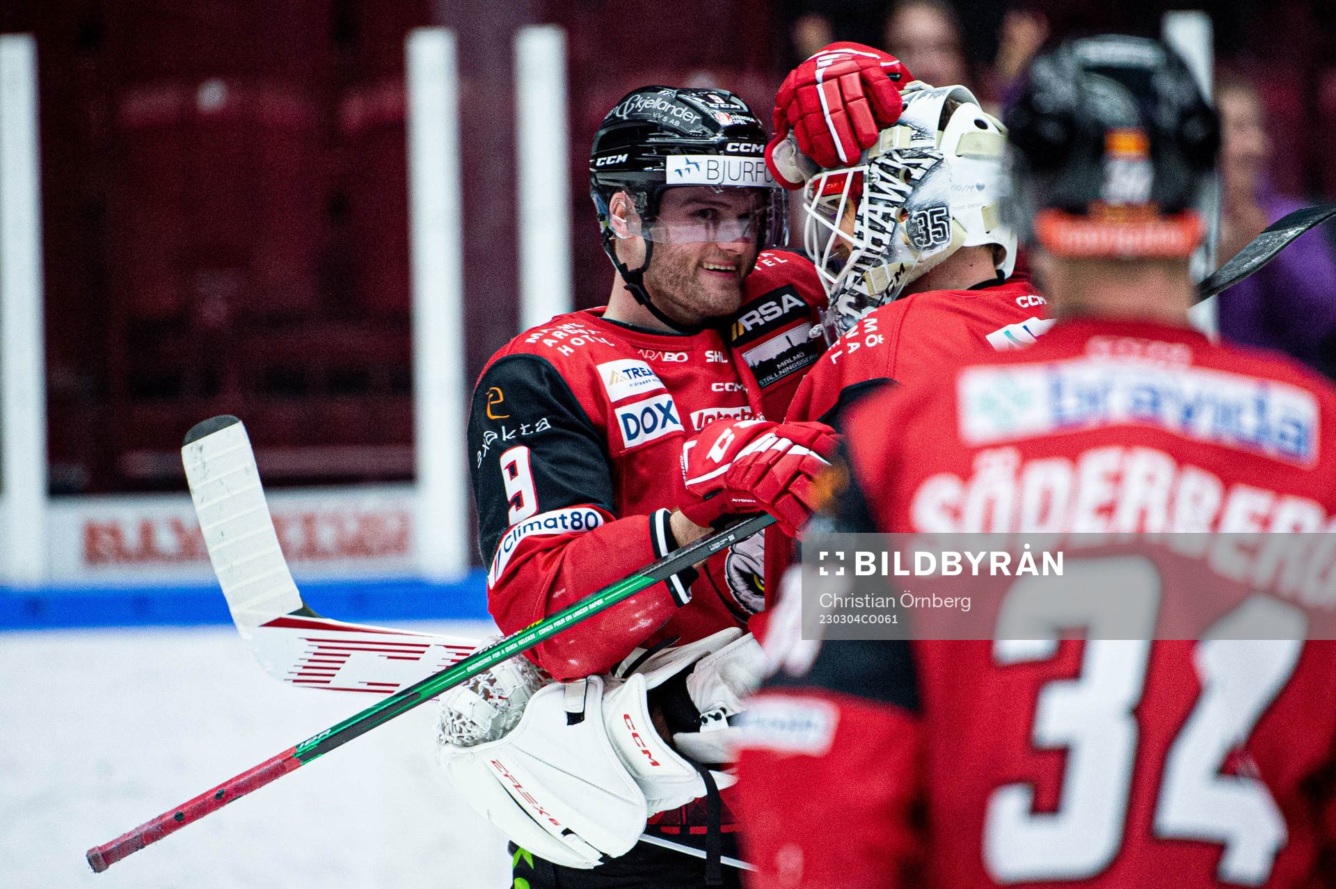 Malmö Redhawks Kim Rosdahl jublar med målvakt Adam Werner