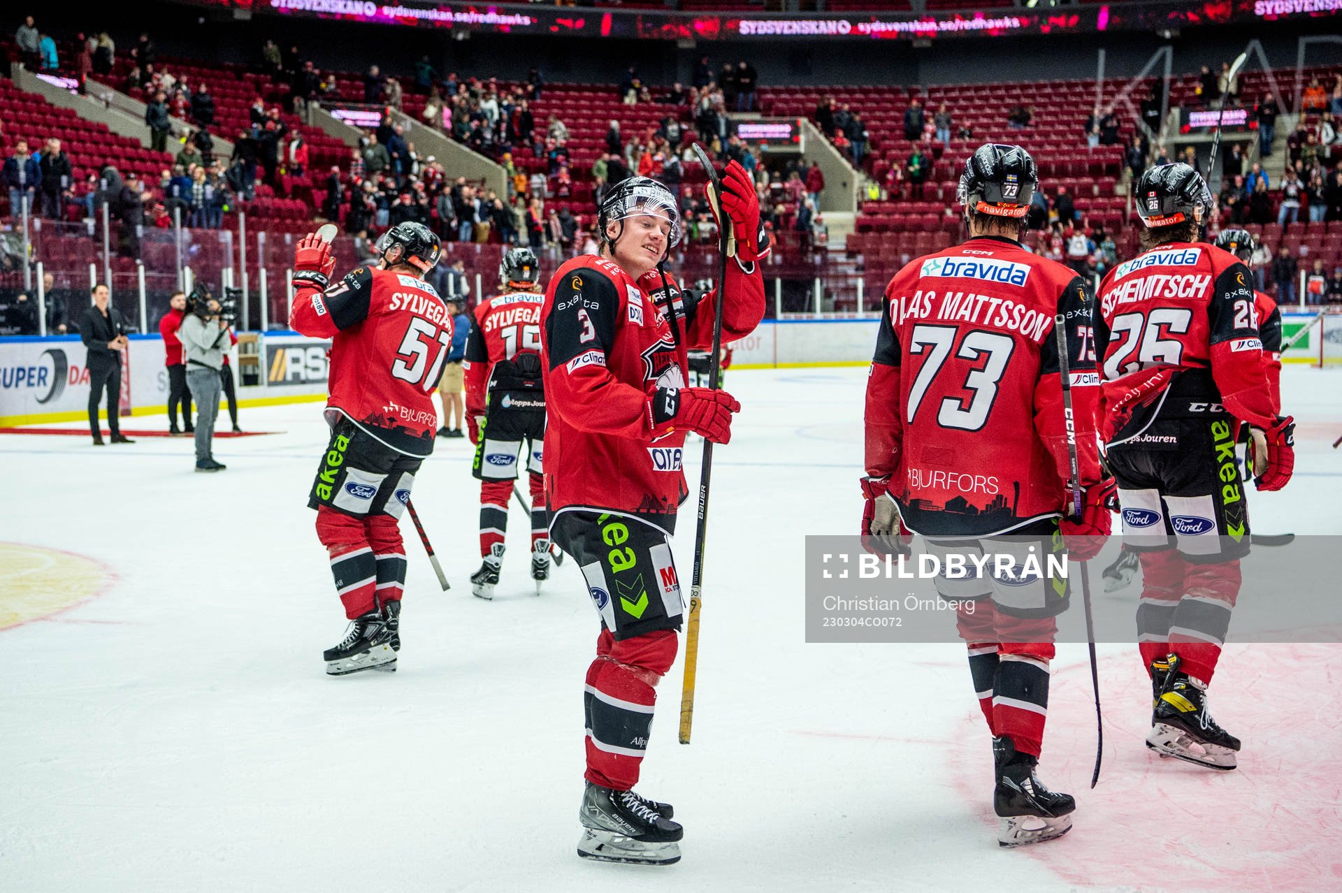 Malmö Redhawks Nuutti Viitasalo jublar med lagkamraterna