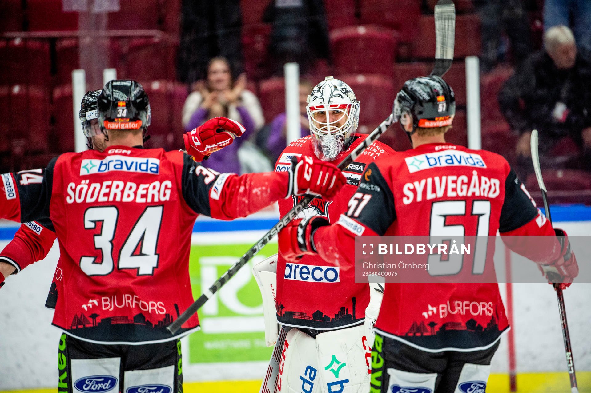 Malmö Redhawks målvakt Adam Werner jublar med