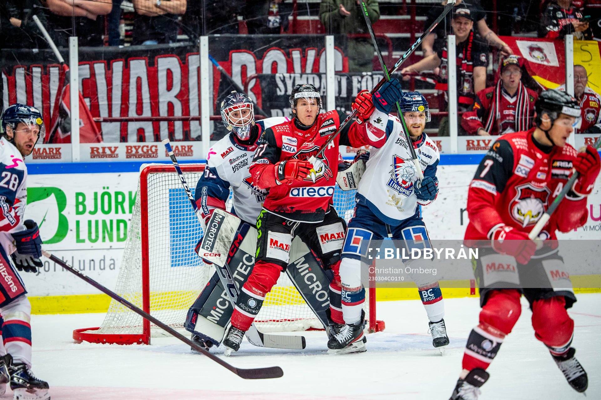 Malmö Redhawks Emil Sylvegård mot Linköpings målvakt
