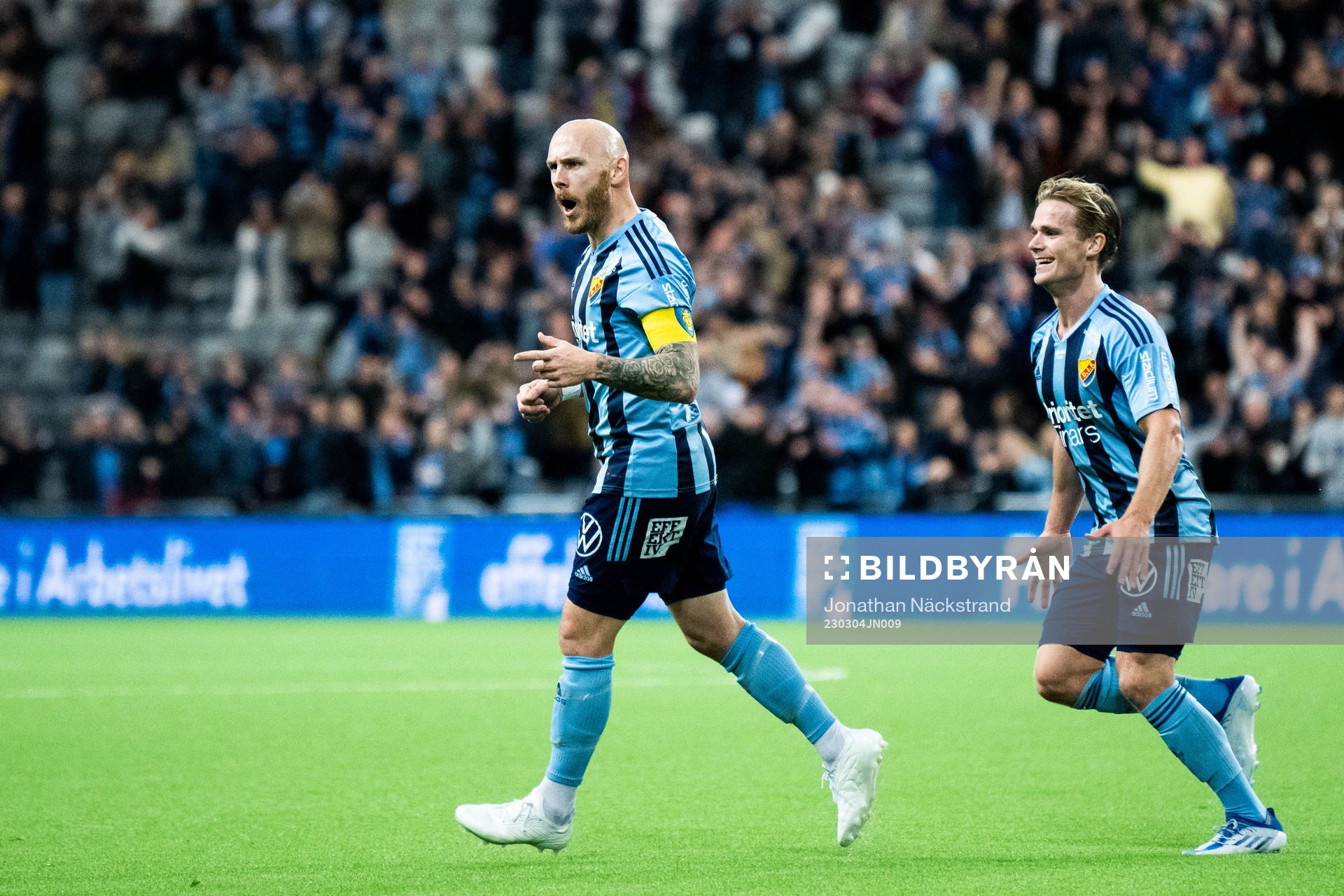 Djurgårdens Magnus Eriksson jublar med Hampus Finndell
