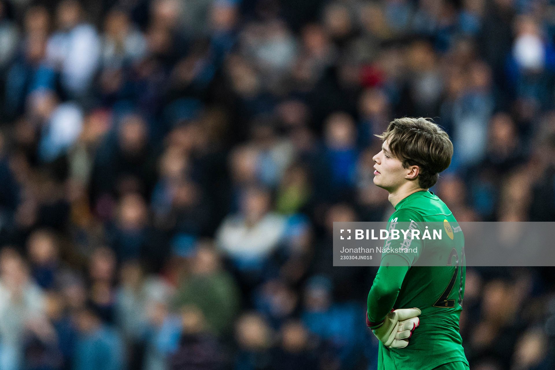 Brommapojkarnas målvakt Filip Sidklev deppar