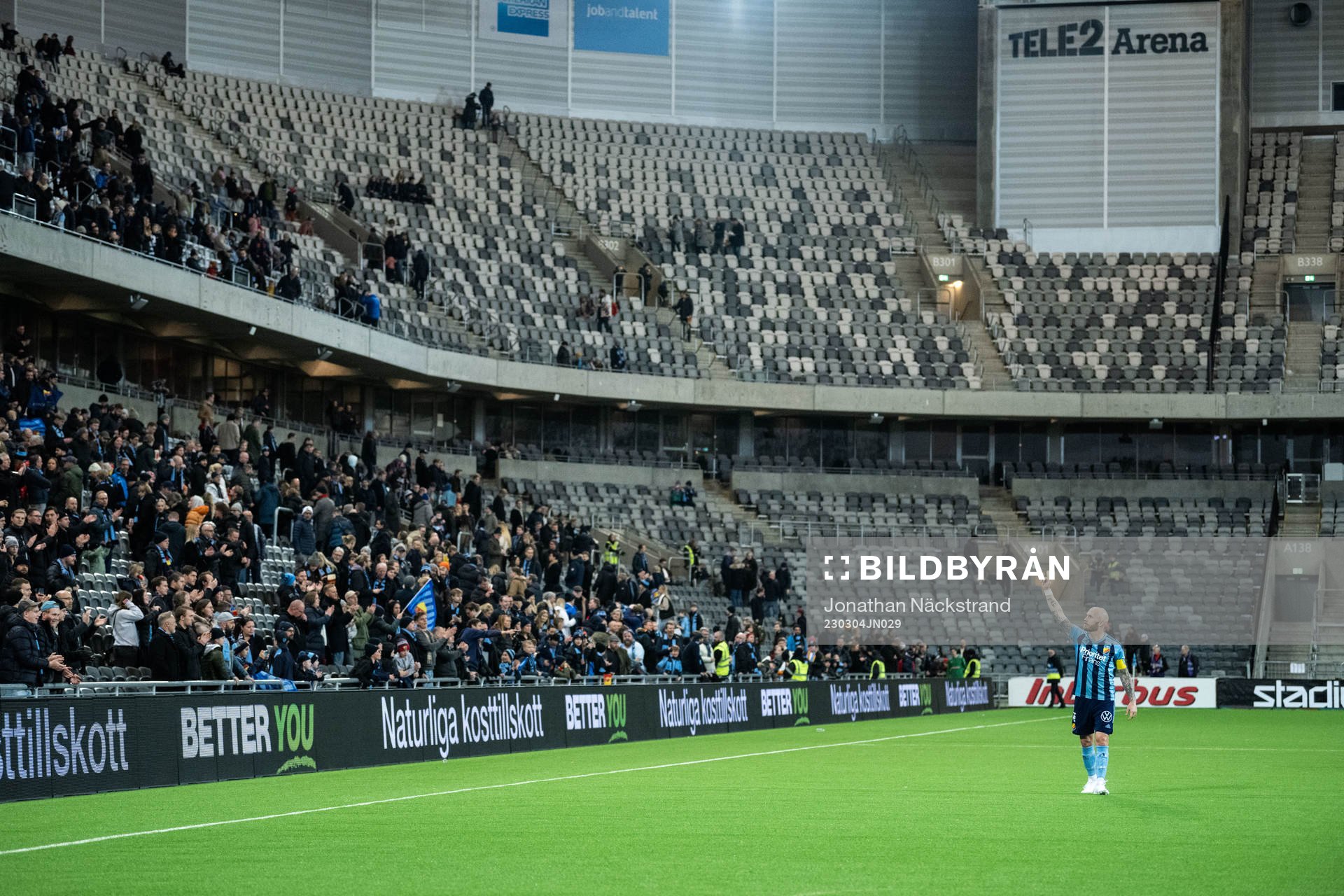 Djurgårdens Magnus Eriksson jublar med supportrar