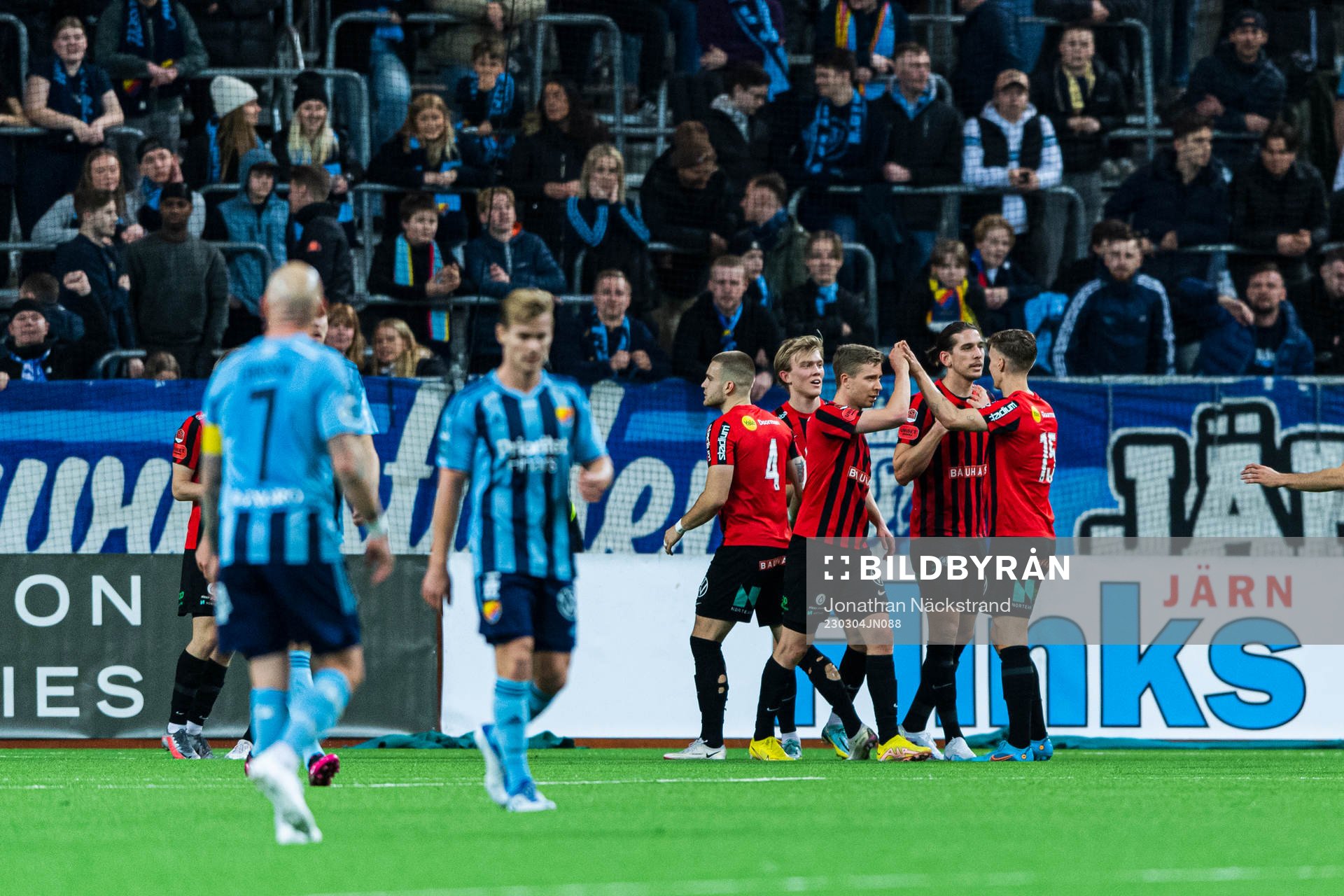 Brommapojkarnas Nikola Vasic jublar med lagkamrater