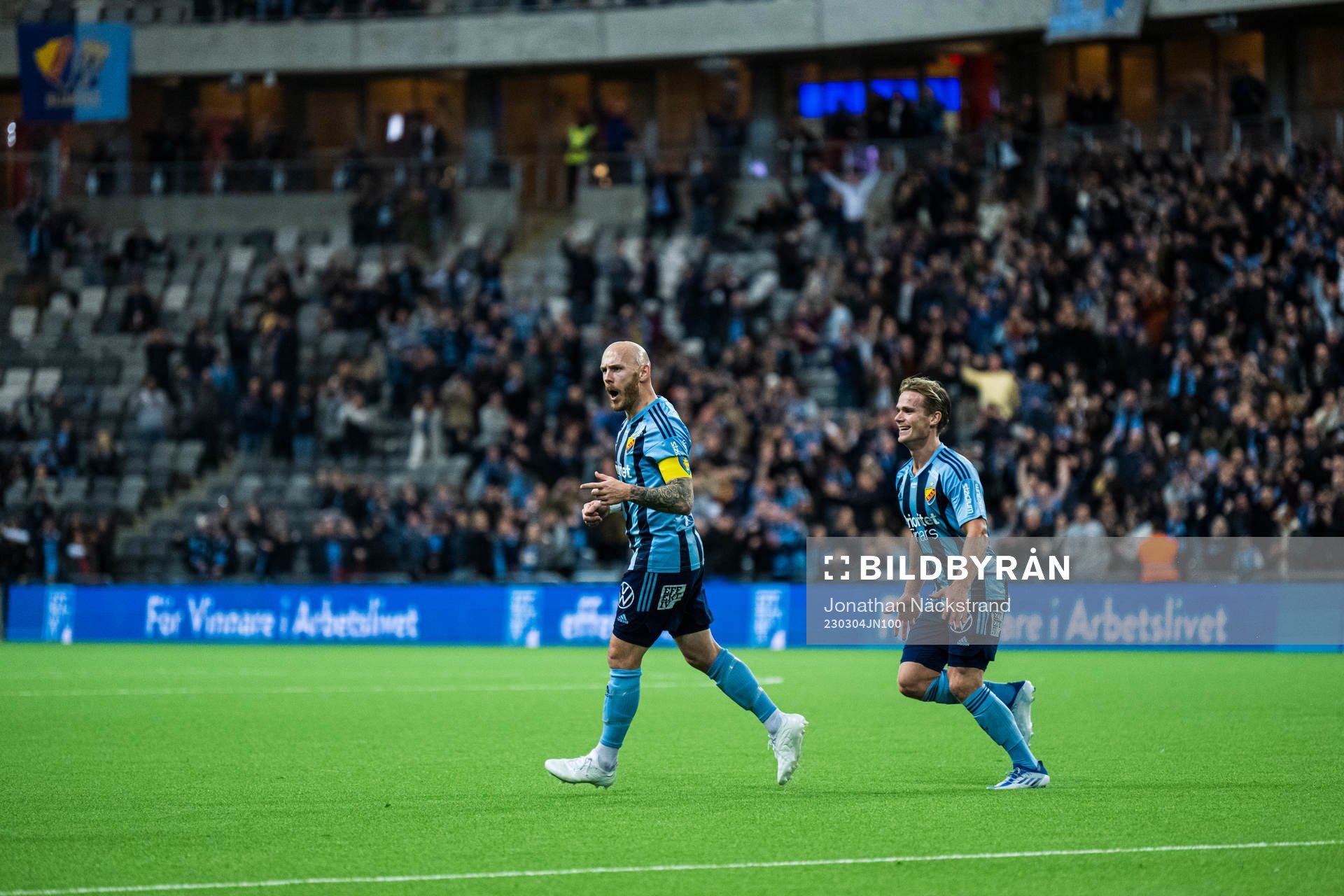 Djurgårdens Magnus Eriksson jublar med Hampus Finndell