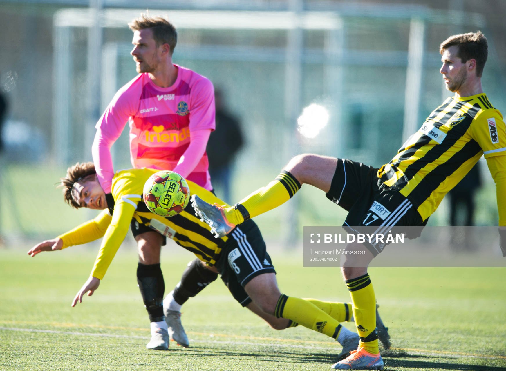 IFK Hässleholms  Axel Winberg trycks ner och Marcus