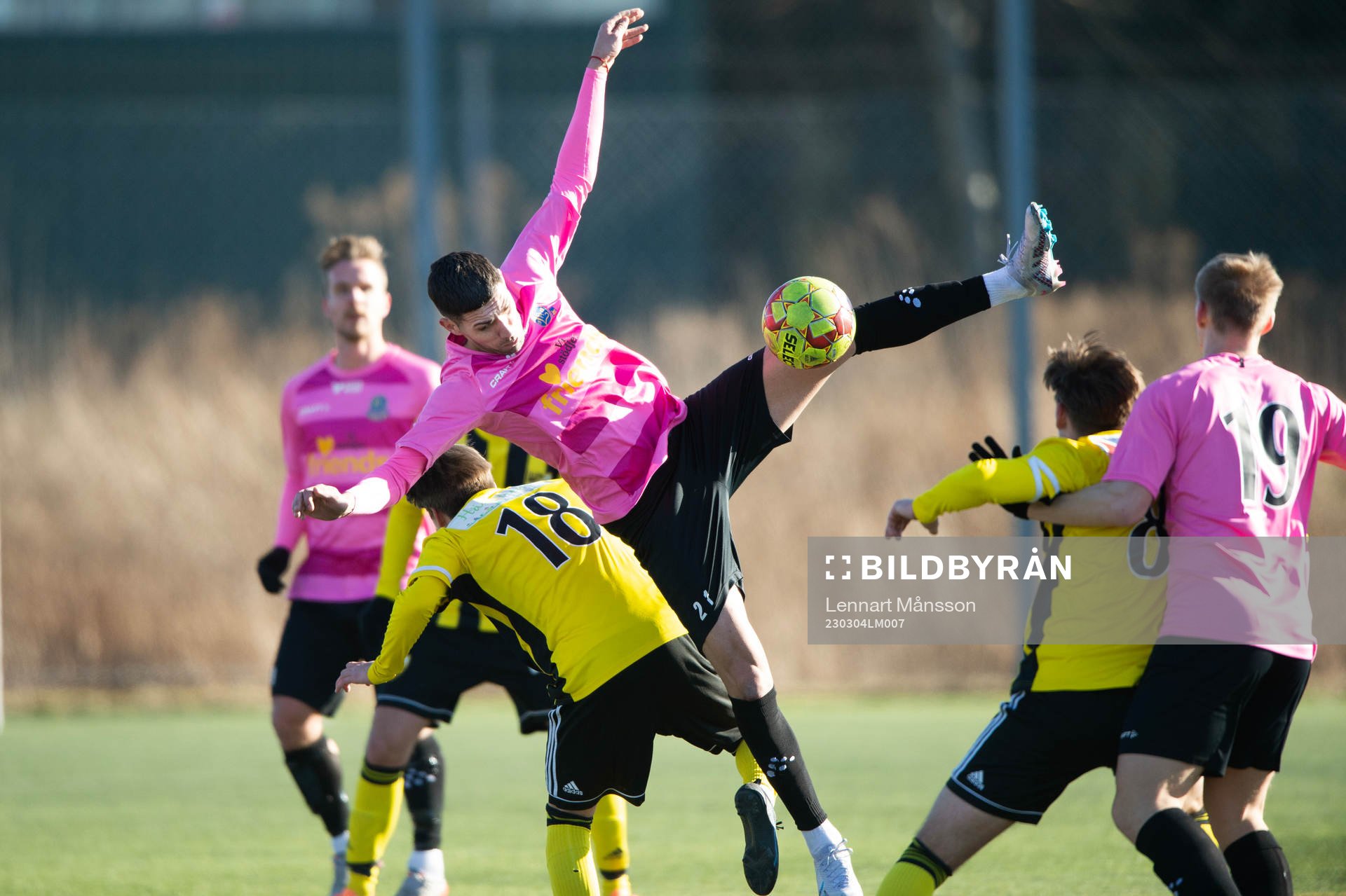 Fotbollsakrobatik i träningsmatchen mellan IFK Hässleholm